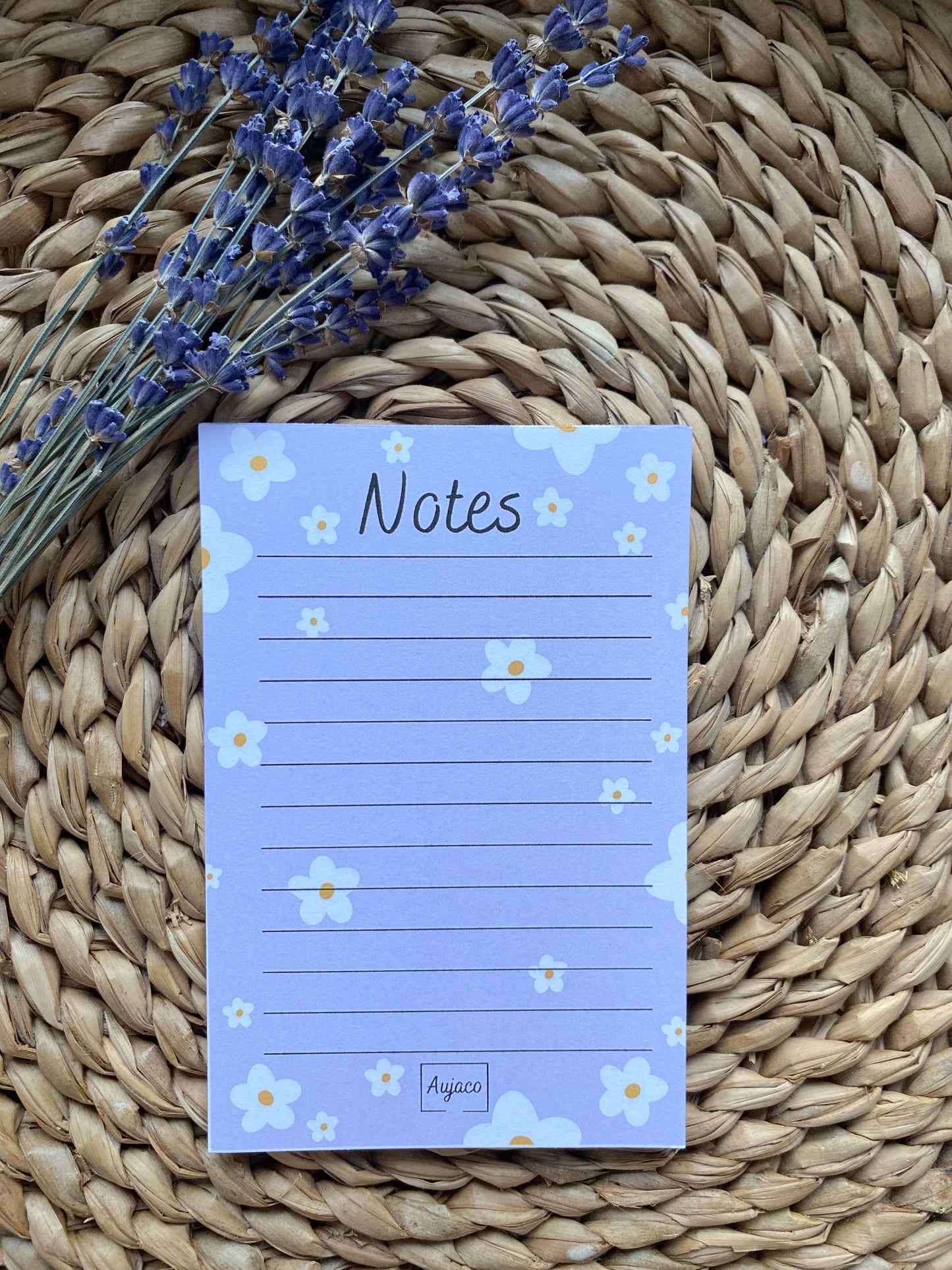 alt="Bloc-notes de style carnet avec design floral printanier couleur lavande, format compact 4 x 6 pouces, plusieurs lignes pour noter le nécessaire, papier cartonné épais pour une meilleure durabilité, 40 pages."