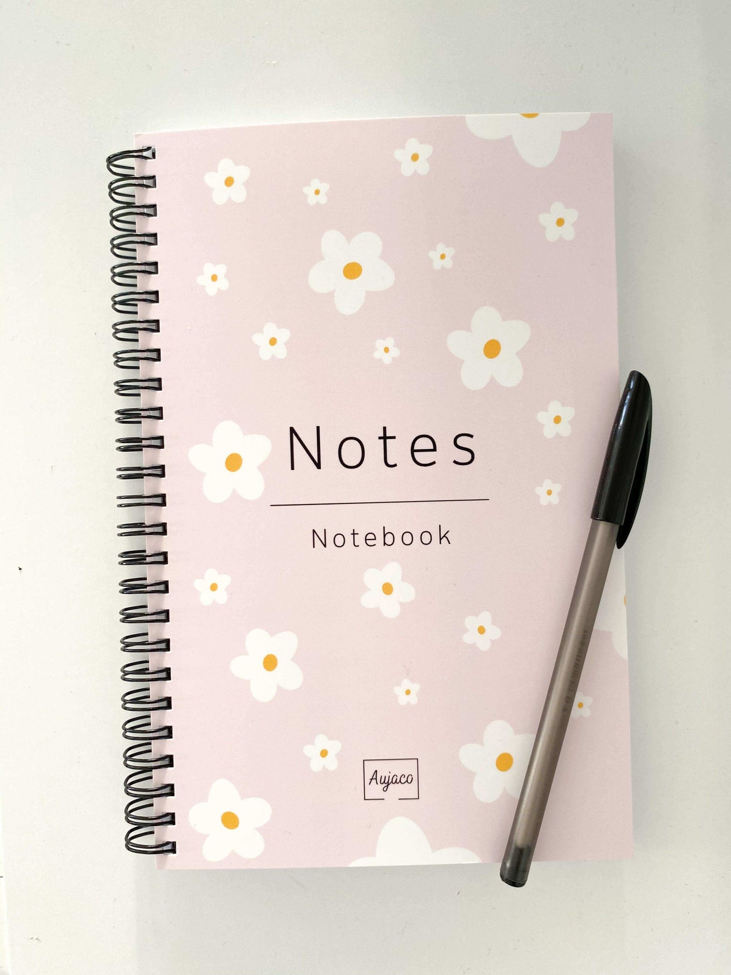 alt="Cahier de notes Floral Aujaco, 80 pages lignées, 5,5 x 8,5 pouces. Fabriqué avec soin à partir de matériaux de qualité pour être durable et fonctionnel. Idéal pour écrire pensées, idées et inspirations au quotidien."