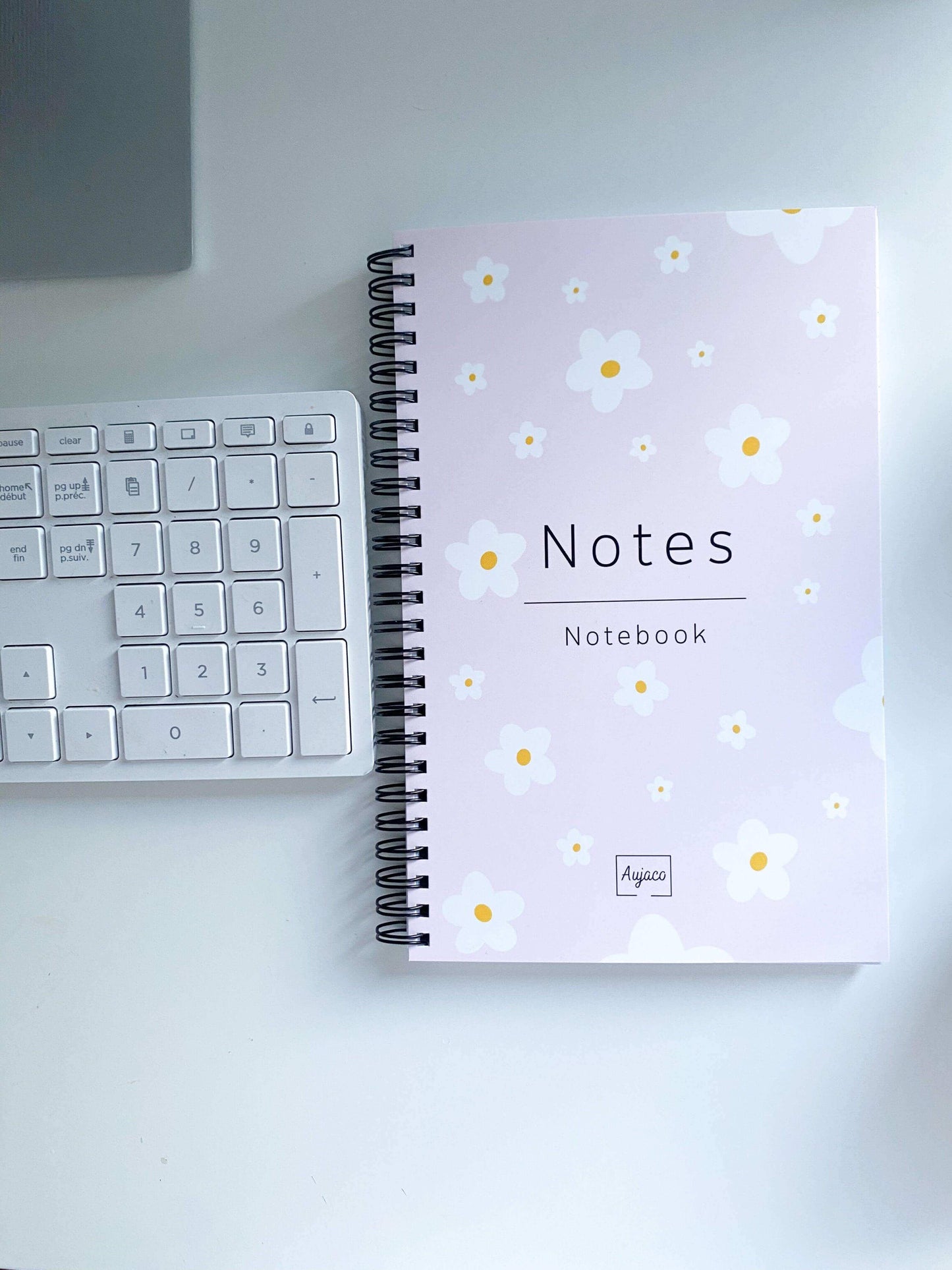 alt="Cahier de notes Floral Aujaco, 80 pages lignées, 5,5 x 8,5 pouces. Fabriqué avec soin à partir de matériaux de qualité pour être durable et fonctionnel. Idéal pour écrire pensées, idées et inspirations au quotidien."