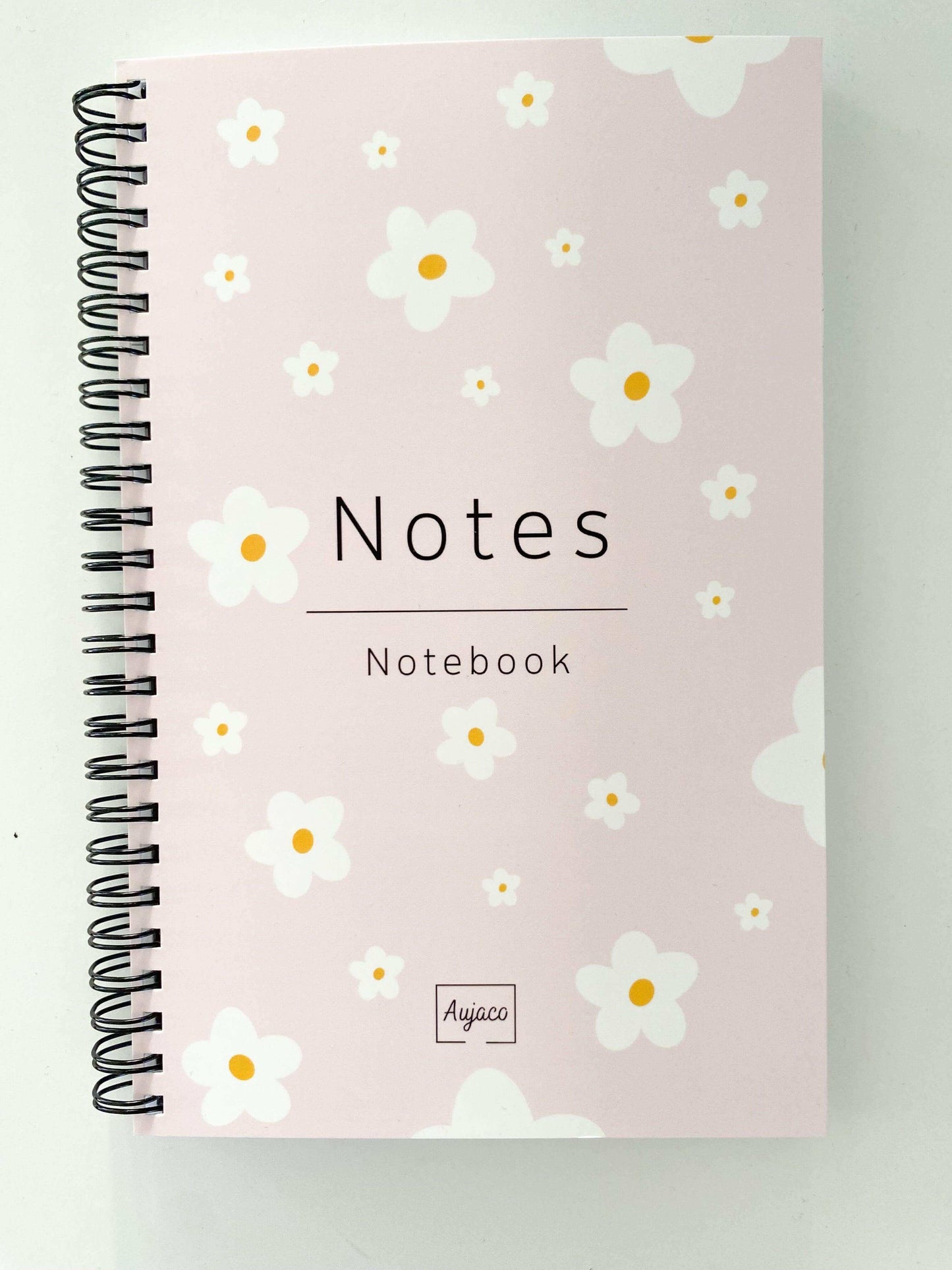 alt="Cahier de notes Floral Aujaco, 80 pages lignées, 5,5 x 8,5 pouces. Fabriqué avec soin à partir de matériaux de qualité pour être durable et fonctionnel. Idéal pour écrire pensées, idées et inspirations au quotidien."
