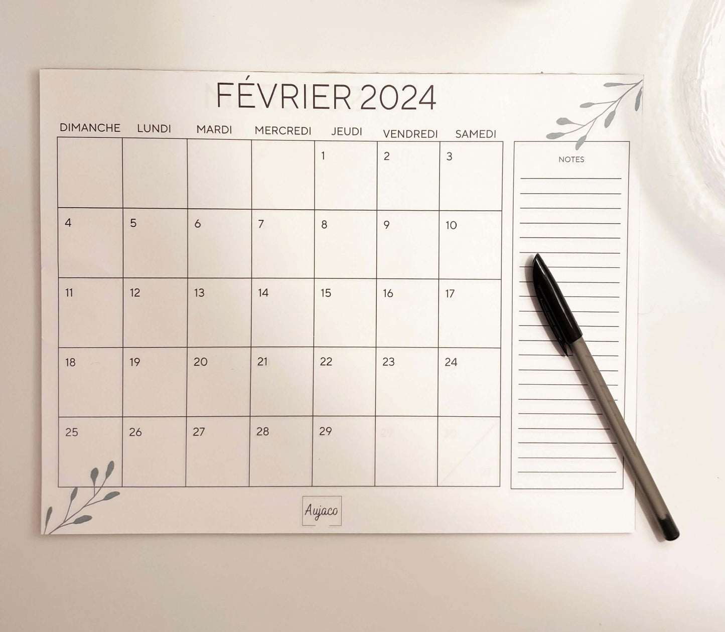 alt="Calendrier 2024 avec 12 pages pour chaque mois, espace Notes pour informations supplémentaires, format 8,5 x 11 pouces, idéal pour rendez-vous, anniversaires et engagements."