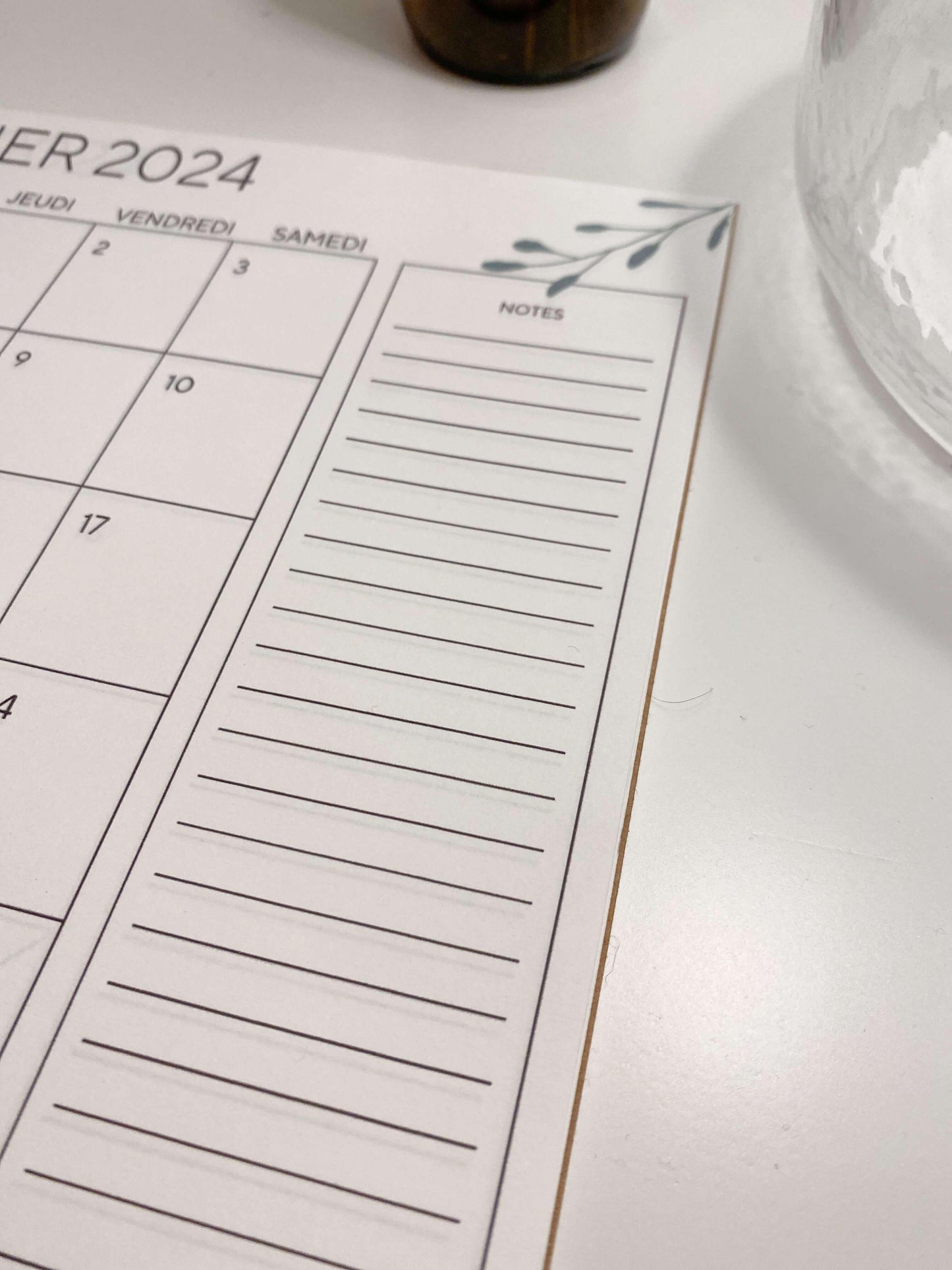 alt="Calendrier 2024 avec 12 pages pour chaque mois, espace Notes pour informations supplémentaires, format 8,5 x 11 pouces, idéal pour rendez-vous, anniversaires et engagements."