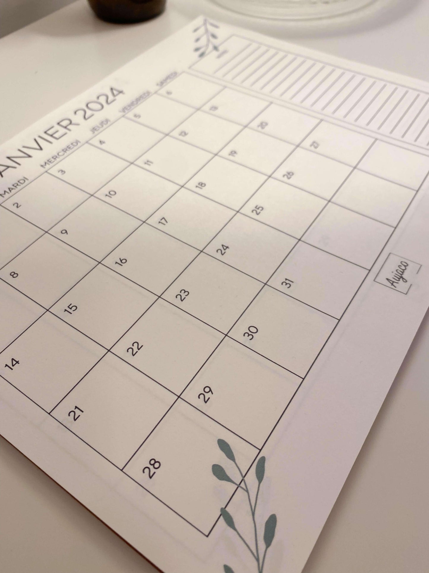 alt="Calendrier 2024 avec 12 pages pour chaque mois, espace Notes pour informations supplémentaires, format 8,5 x 11 pouces, idéal pour rendez-vous, anniversaires et engagements."