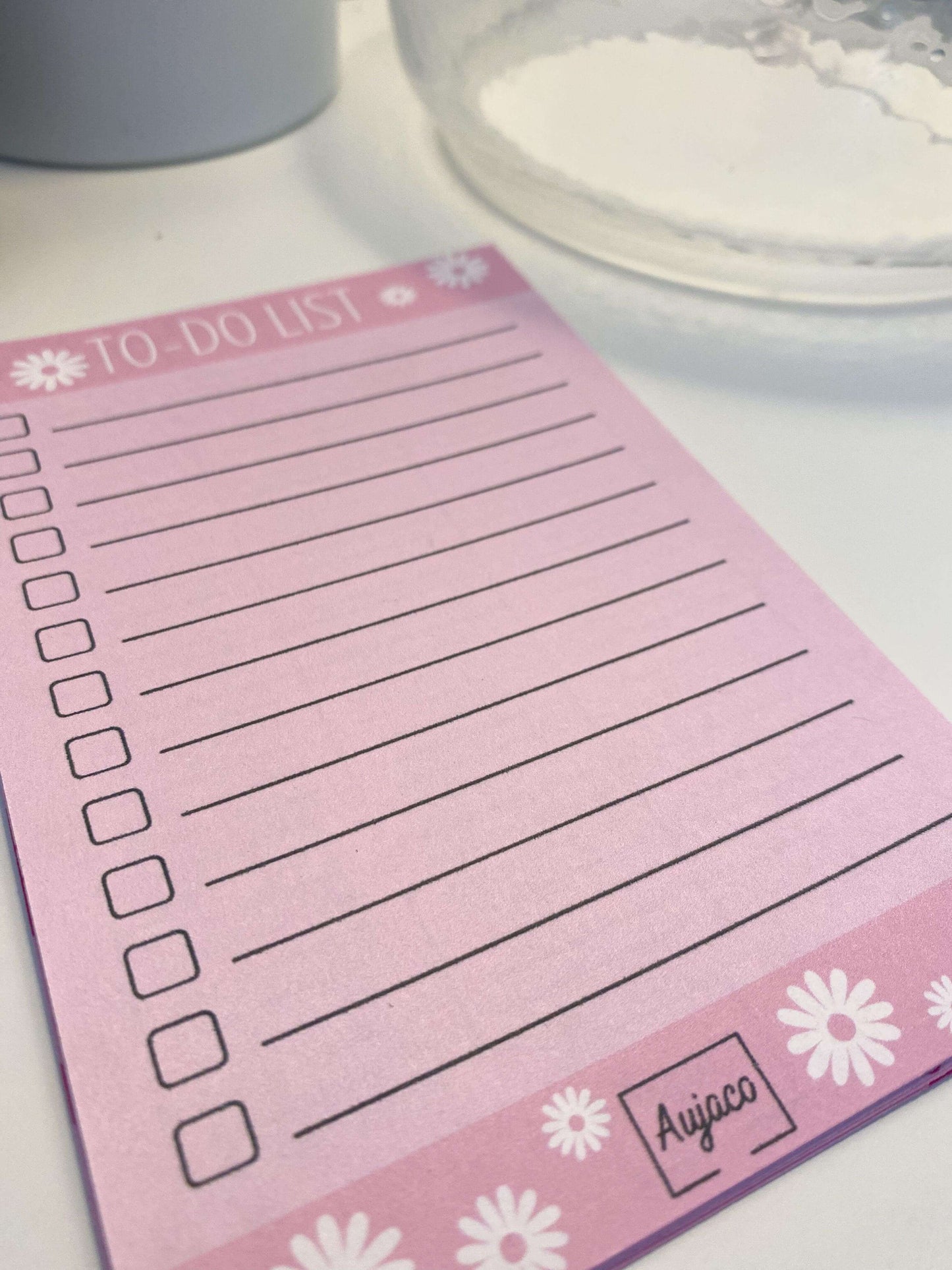 La to-do list pink era - marguerites Aujaco vous permet d'y noter toutes le tâches à réaliser et les cocher au fur et à mesure qu'elles sont accomplies