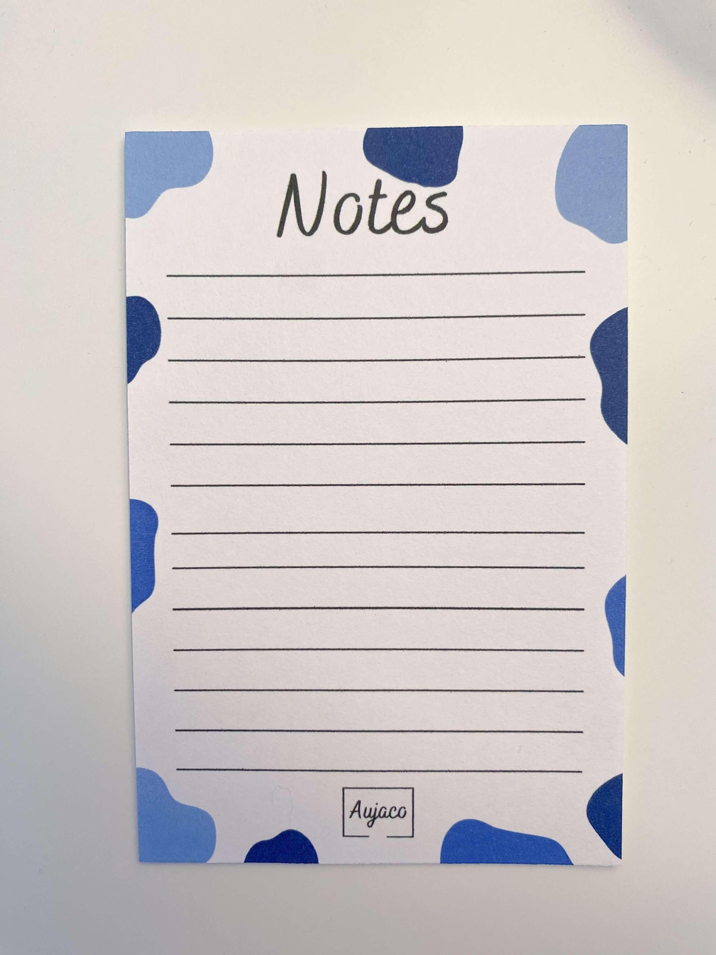 Le bloc-notes bleu abstrait Aujaco de style carnet 4x6 pouces est ce qu’il vous faut pour y inscrire tout ce vous souhaitez ne pas oublier. Vos petits et grands projets, une idée qui vous traverse l’esprit ou encore une petit mot pour un être cher.