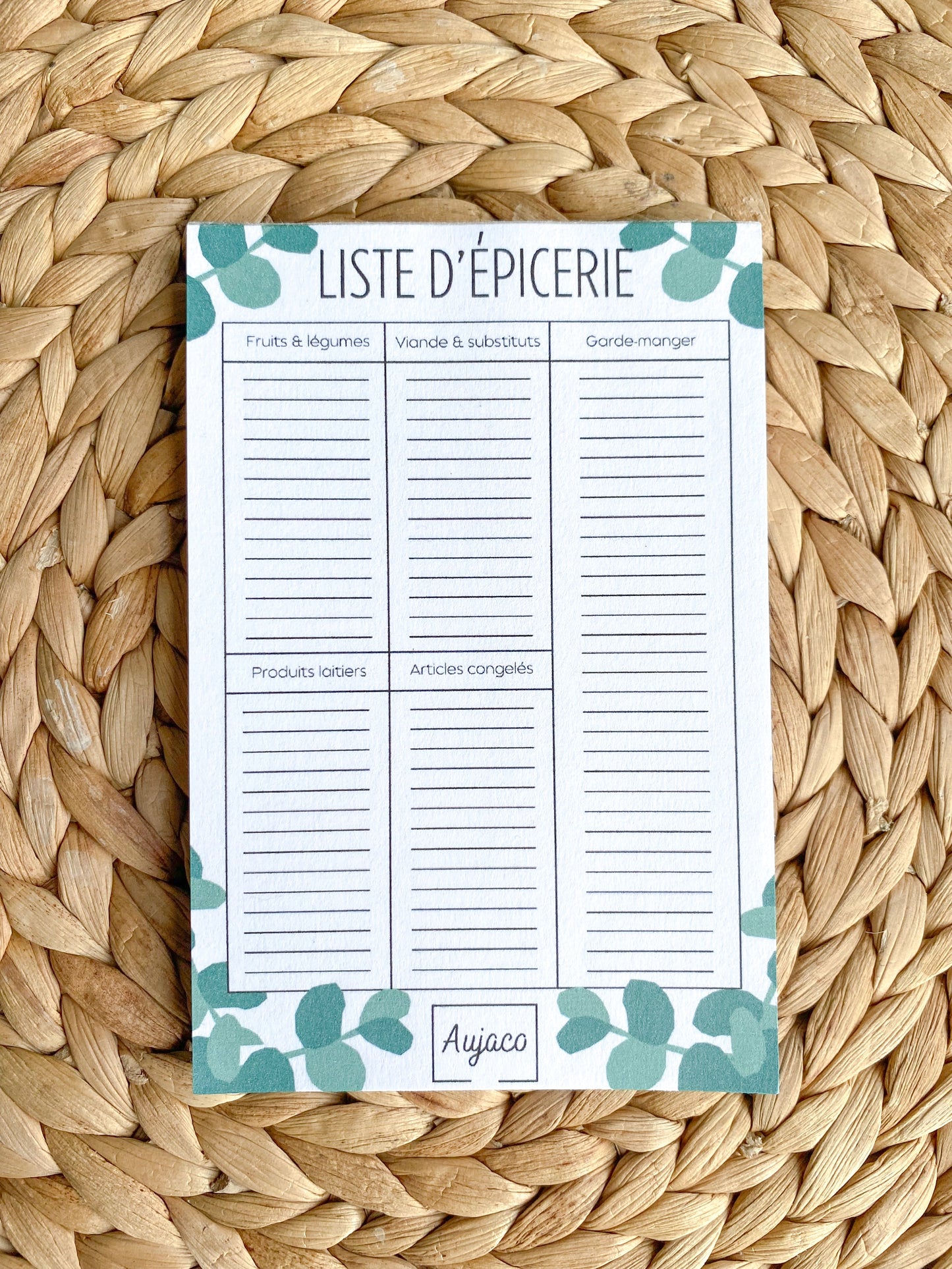 alt="Liste d'épicerie au design simple avec eucalyptus verts sur fond blanc, format compact 4 x 6 pouces, lignes spacieuses pour noter les éléments, 40 pages, papier cartonné épais"
