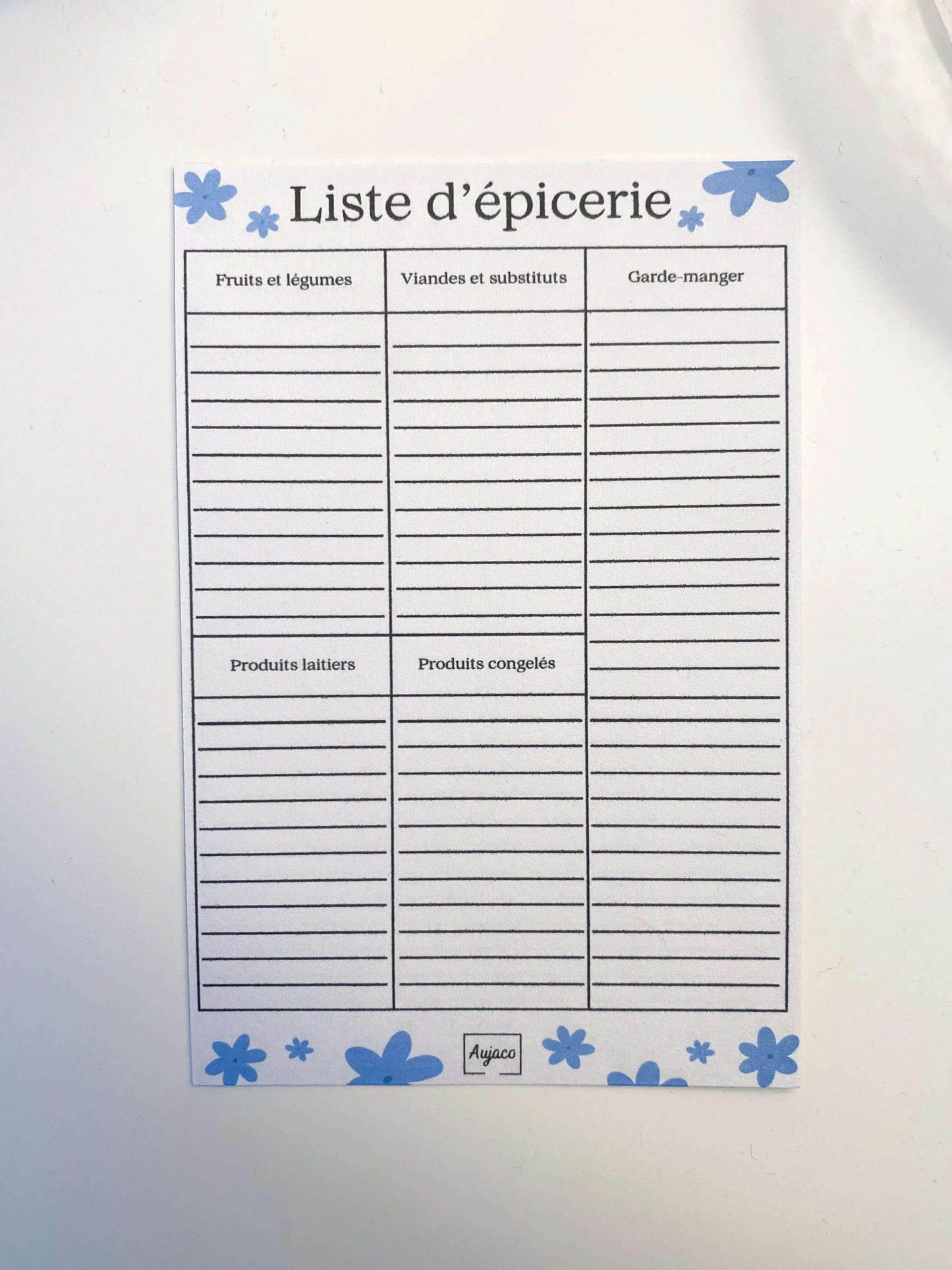 Liste d’épicerie fleurs bleues Aujaco de format 4x6 pouces parfait pour glisser dans le sac. La liste d'épicerie se décline en sections : fruits et légumes, viande et substituts, garde-manger, produits laitiers et articles congelés.
