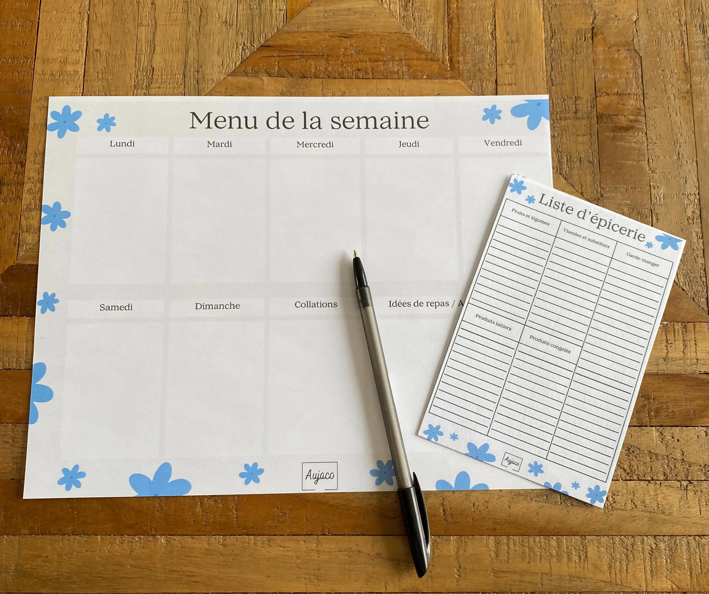 Liste d’épicerie fleurs bleues Aujaco de format 4x6 pouces parfait pour glisser dans le sac. La liste d'épicerie se décline en sections : fruits et légumes, viande et substituts, garde-manger, produits laitiers et articles congelés.