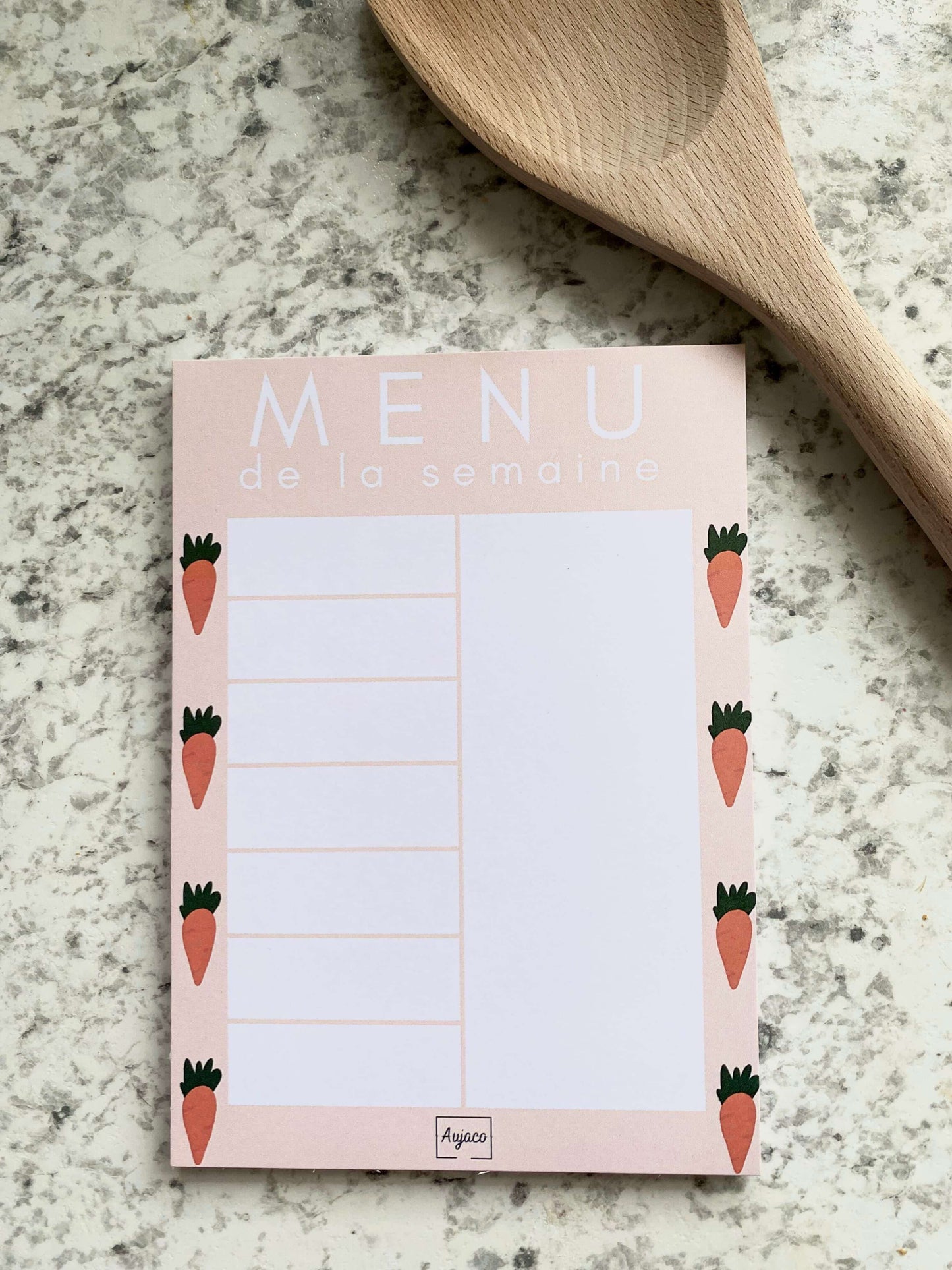 alt="Planificateur de repas hebdomadaire mini Carottes avec design coloré et festif orné de carottes oranges, sections non datées pour chaque jour, grand espace pour noter idées de repas et articles à acheter, format compact 5 x 7 pouces, 20 pages, papier cartonné épais pour une durabilité supérieure."