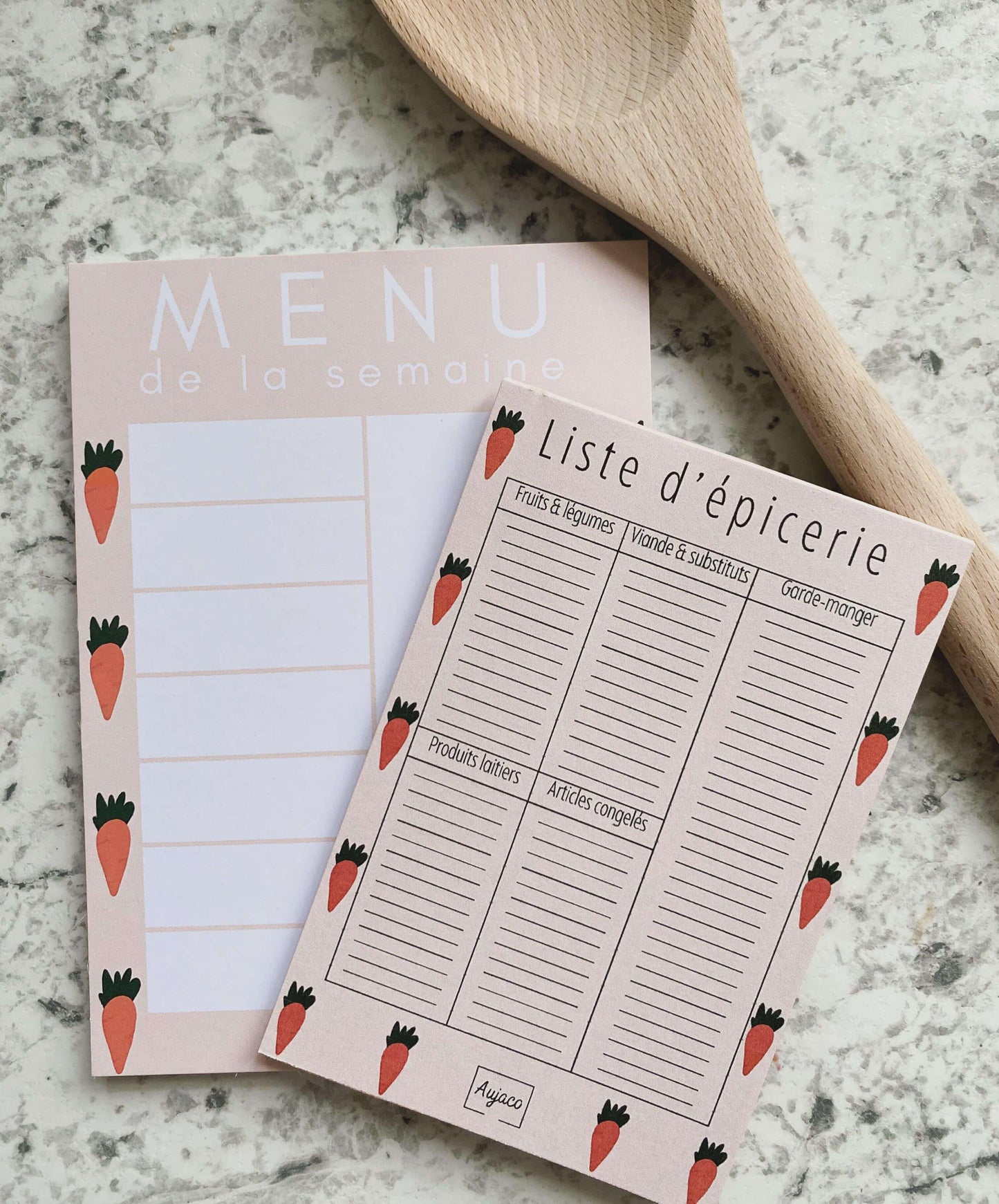 alt="Planificateur de repas hebdomadaire mini Carottes avec design coloré et festif orné de carottes oranges, sections non datées pour chaque jour, grand espace pour noter idées de repas et articles à acheter, format compact 5 x 7 pouces, 20 pages, papier cartonné épais pour une durabilité supérieure."