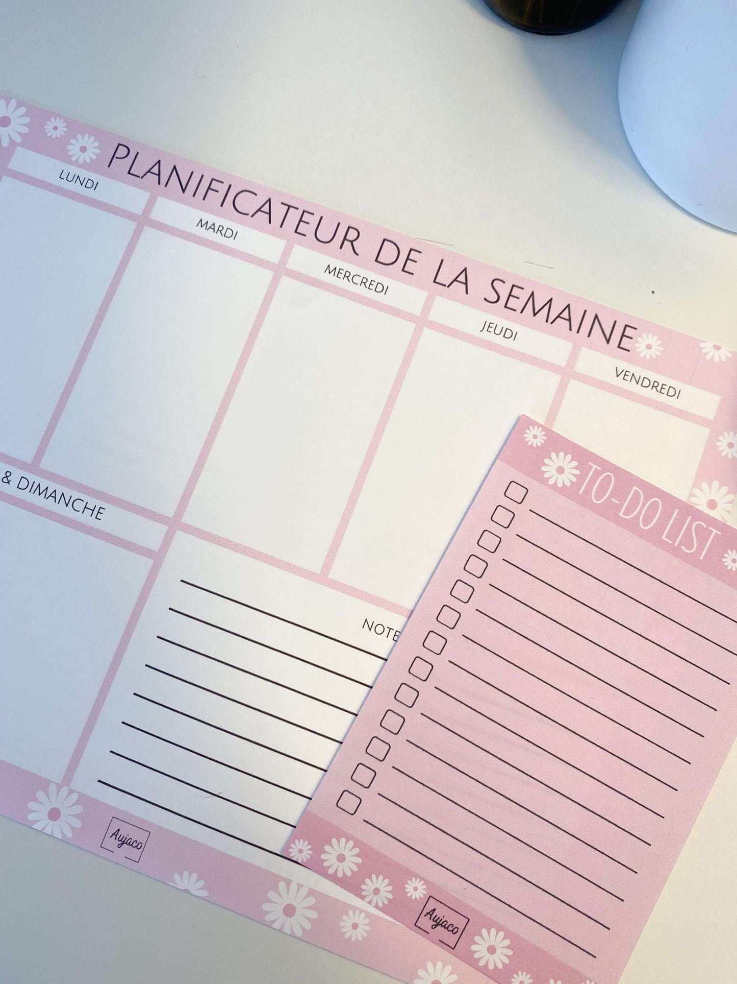 alt="Planificateur de la semaine rose avec des marguerites blanches, 40 pages, format 8,5 x 11 pouces, espace Notes pour informations supplémentaires, parfait pour organiser tâches et rendez-vous."