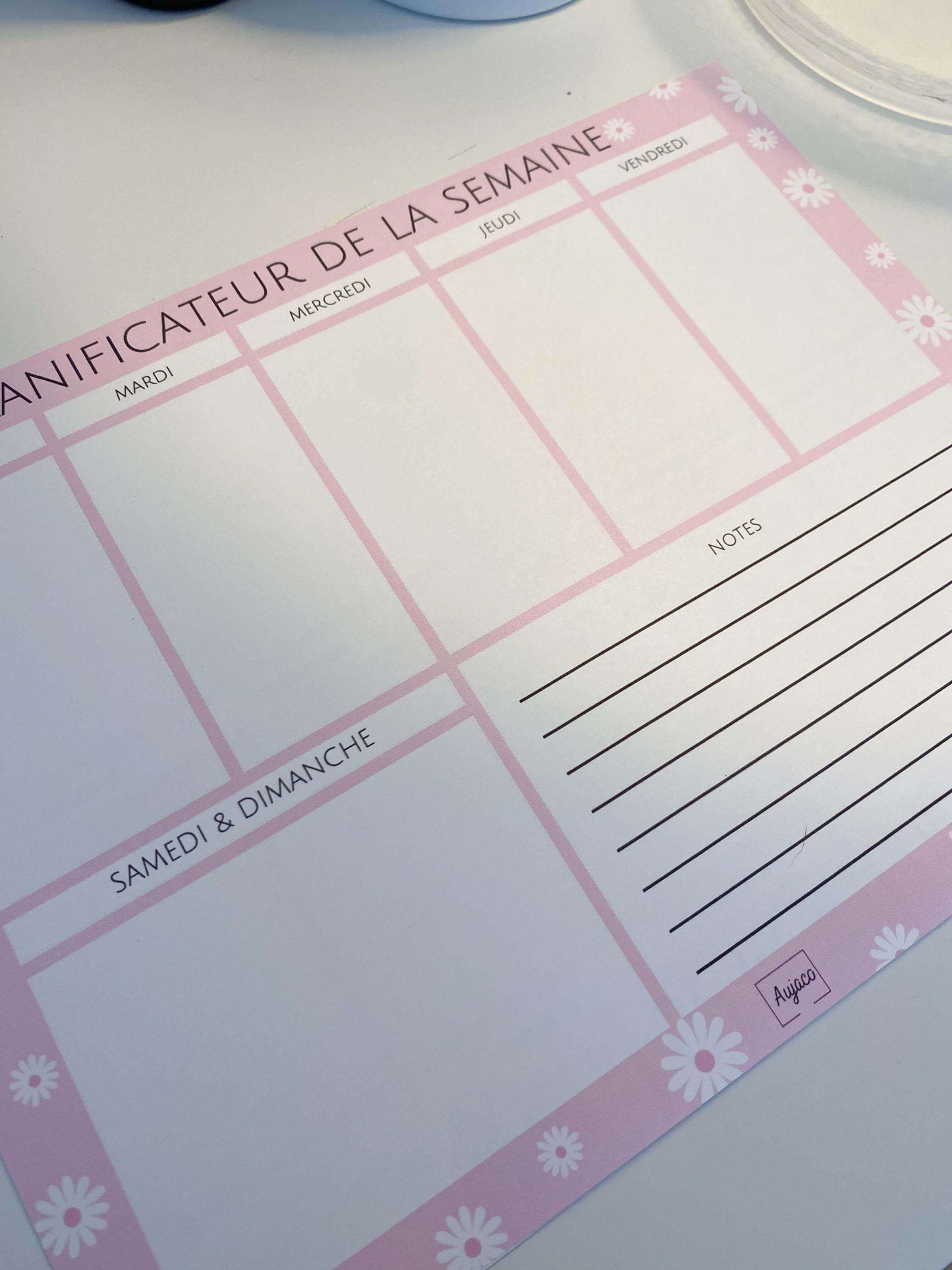 alt="Planificateur de la semaine rose avec des marguerites blanches, 40 pages, format 8,5 x 11 pouces, espace Notes pour informations supplémentaires, parfait pour organiser tâches et rendez-vous."
