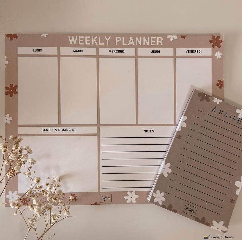 alt="Planificateur de la Semaine Beige et Fleurs par Aujaco, 40 pages, 8,5 x 11 pouces. Un espace Notes pour inscrire diverses informations. Idéal pour organiser tâches et rendez-vous de la semaine."