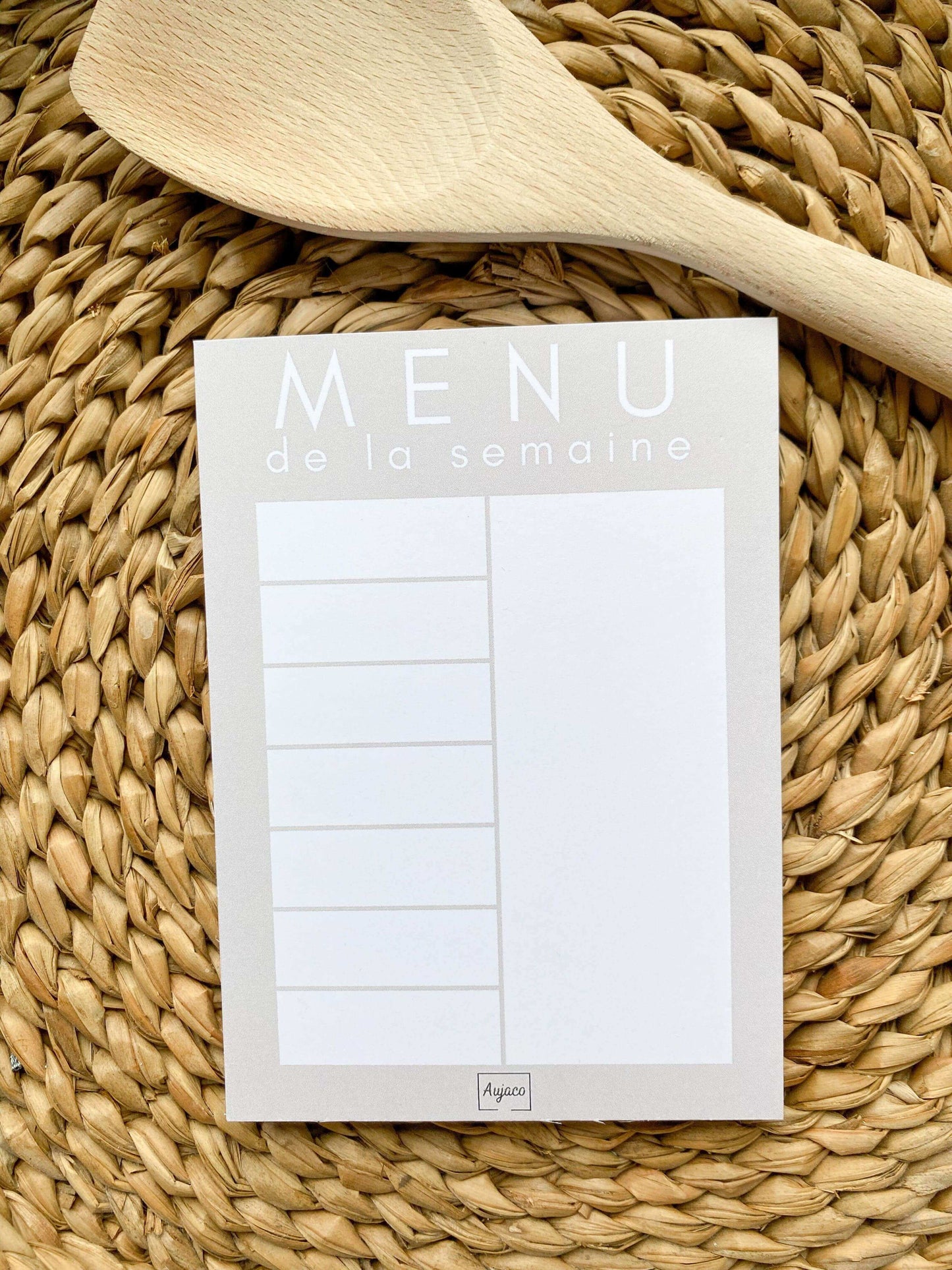 alt="Planificateur de repas mini Greige avec design épuré en greige, format compact 5 x 7 pouces, 20 pages, sections non datées pour chaque jour de la semaine, grand espace pour noter les repas et articles à acheter, option d'ajouter des aimants pour le réfrigérateur, papier cartonné épais"