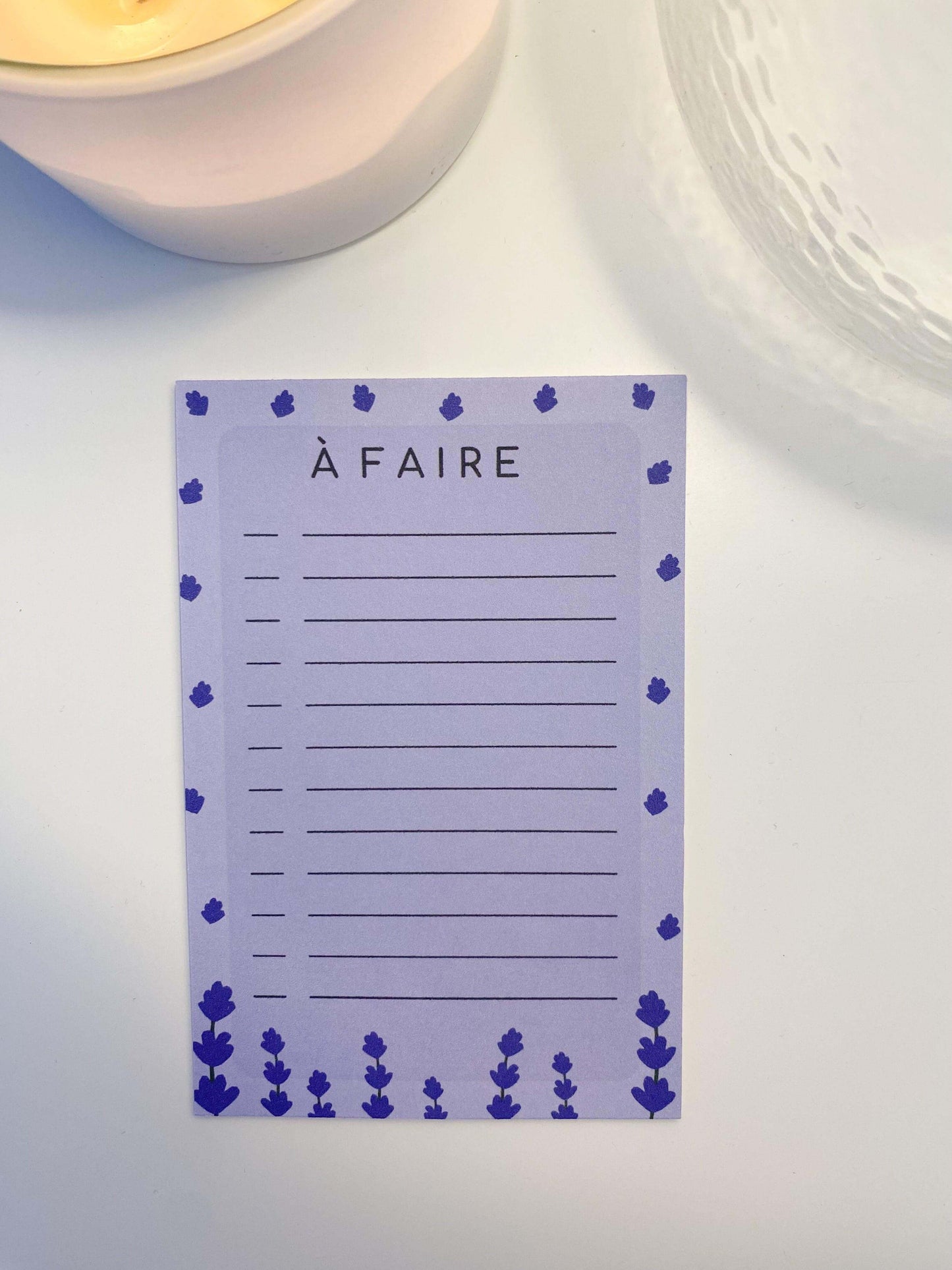 alt="To-do list avec design simple et fleurs de lavande violettes sur fond violet, format compact 4 x 6 pouces, plusieurs cases à cocher pour les tâches, 40 pages."