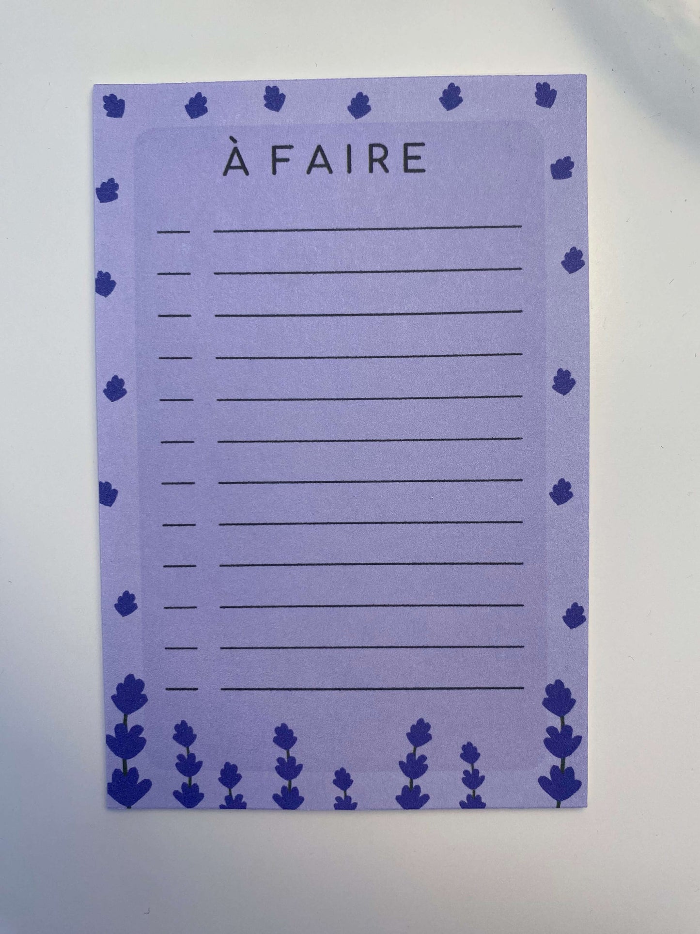 alt="To-do list avec design simple et fleurs de lavande violettes sur fond violet, format compact 4 x 6 pouces, plusieurs cases à cocher pour les tâches, 40 pages."