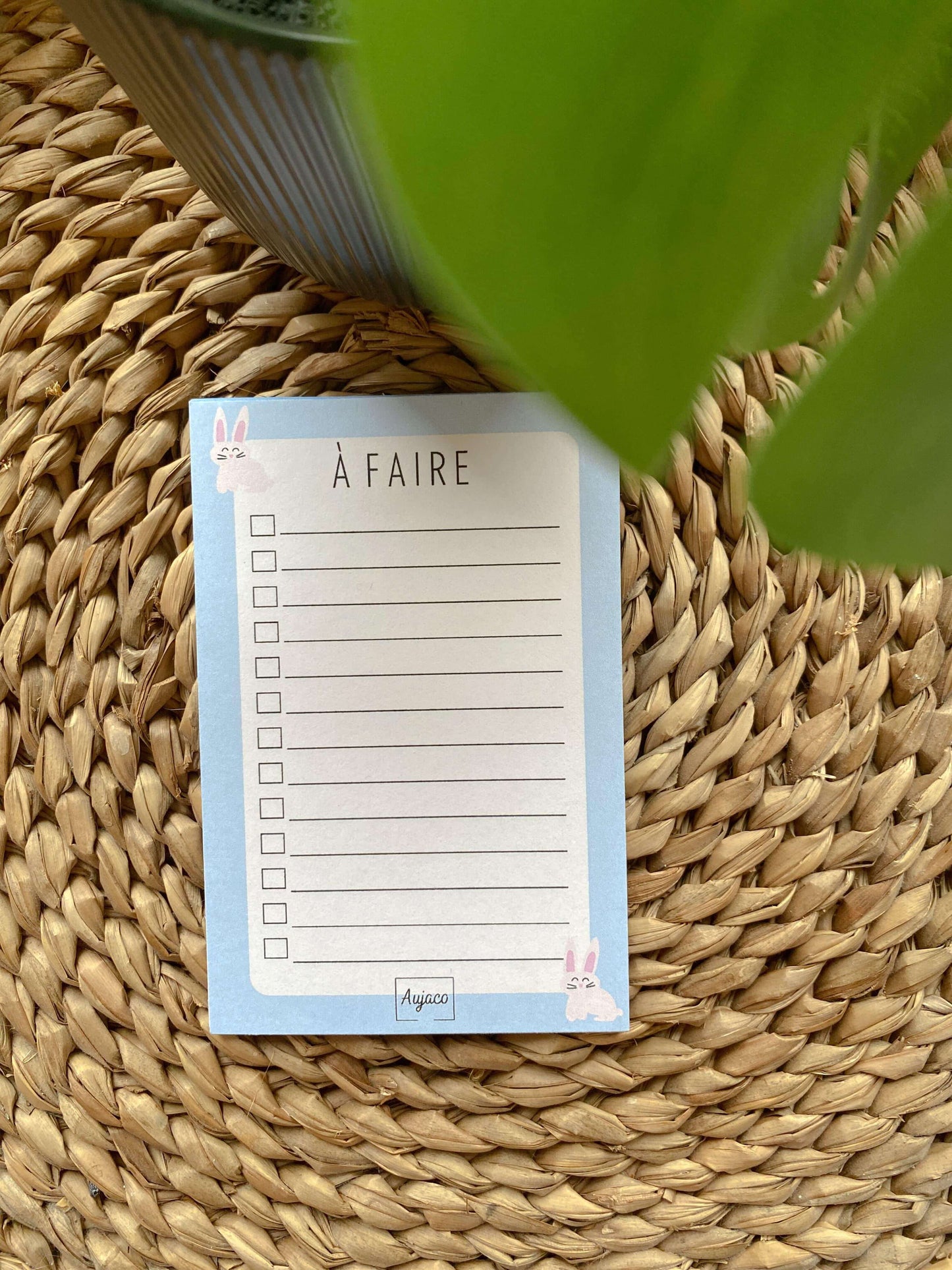 alt="To-do list avec design simple et deux lapins sur fond bleu, format compact 4 x 6 pouces, plusieurs cases à cocher pour les tâches, papier cartonné épais pour une meilleure durabilité, 40 pages."