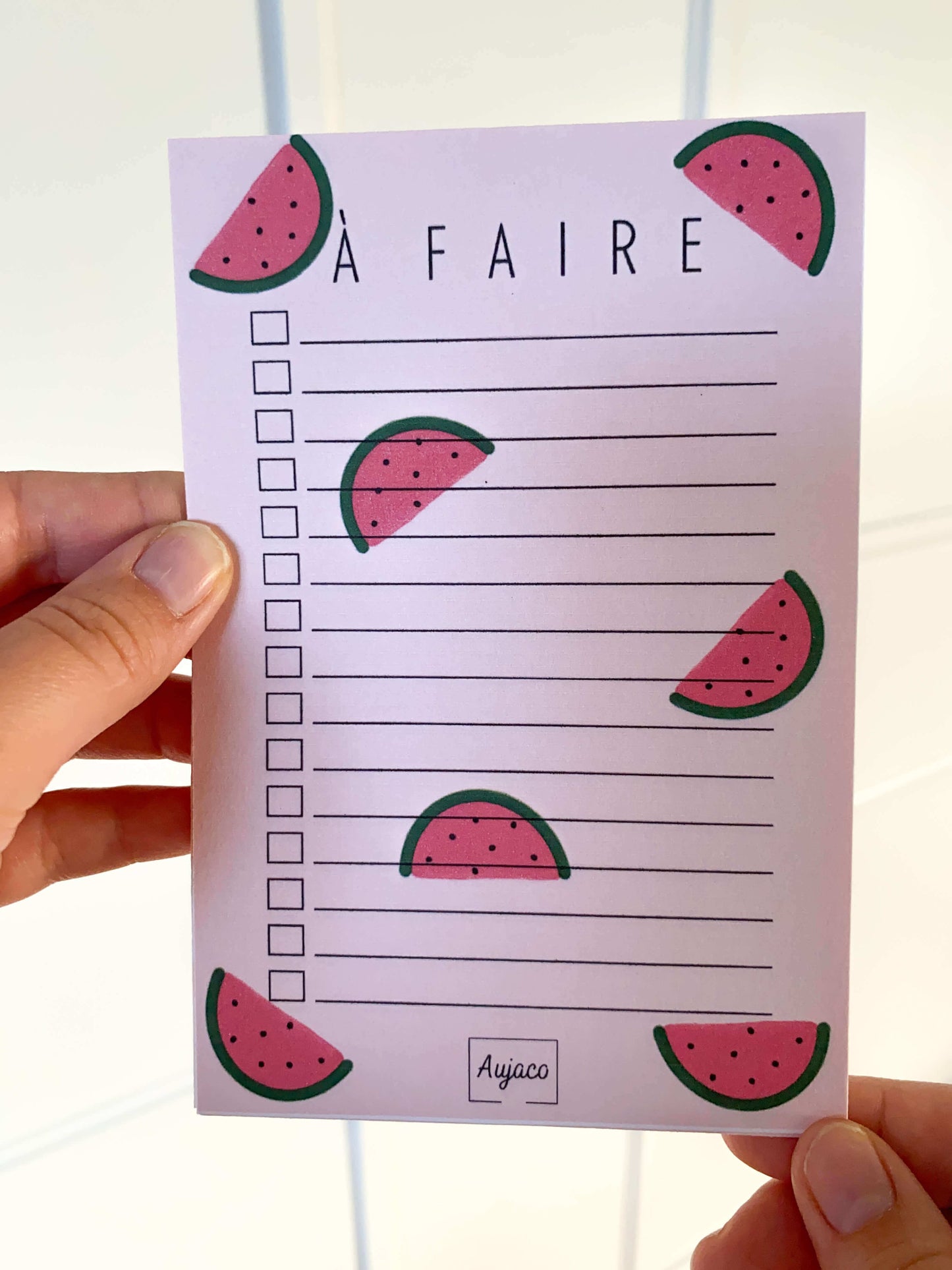 alt="To-do list avec design sur fond rose agrémenté de melons d’eau, format compact 4 x 6 pouces, plusieurs cases à cocher, papier cartonné épais, 40 pages"