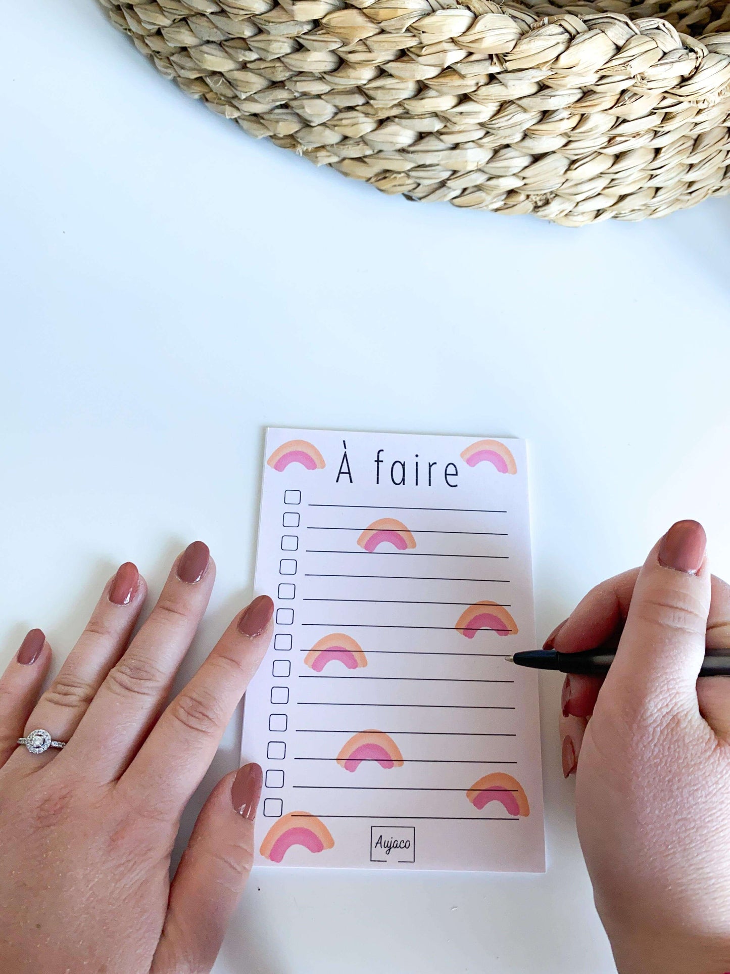 alt="To-do list 4x6 pouces par Aujaco, design unique avec une multitude d'arcs-en-ciel sur fond pêche. Format compact avec plusieurs cases à cocher. Papier cartonné épais avec 40 pages."