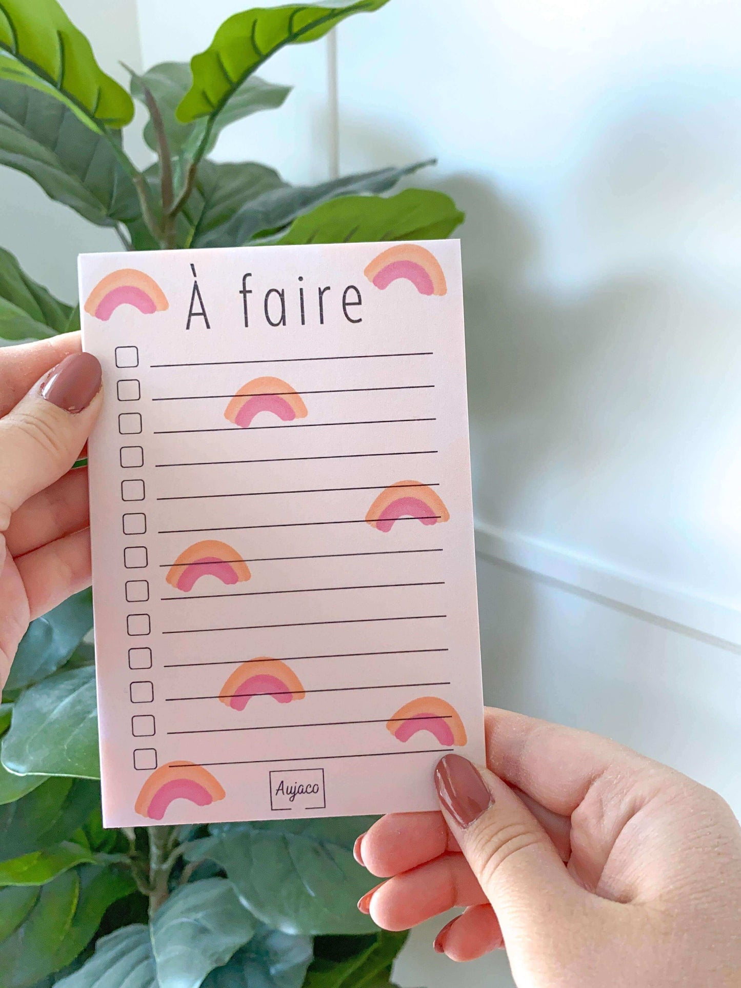 alt="To-do list 4x6 pouces par Aujaco, design unique avec une multitude d'arcs-en-ciel sur fond pêche. Format compact avec plusieurs cases à cocher. Papier cartonné épais avec 40 pages."