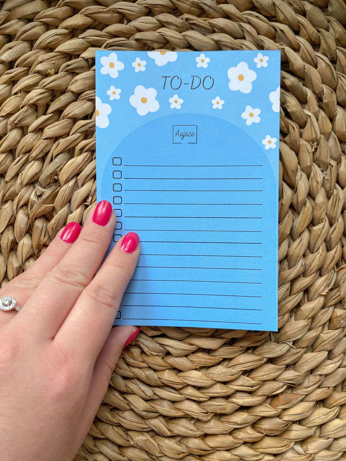 alt= "Bloc-notes To-Do List bleu à fleurs blanches, design Aujaco, pour organiser ses tâches quotidiennes – Papeterie minimaliste."