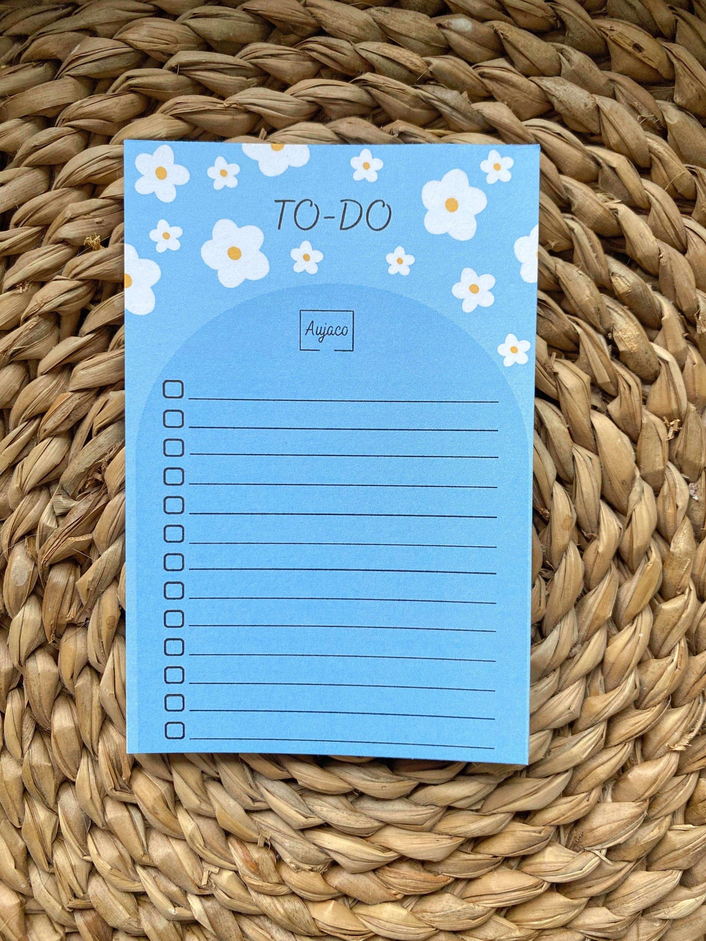 alt= "Bloc-notes To-Do List bleu à fleurs blanches, design Aujaco, pour organiser ses tâches quotidiennes – Papeterie minimaliste."