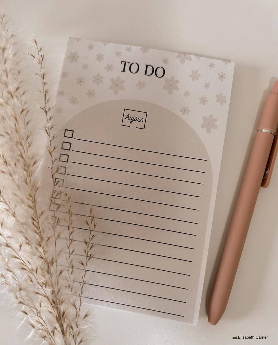 alt="To-do list avec design de fleurs beiges sur fond blanc et arche beige, dimensions 4 x 6 pouces, papier cartonné épais, 40 pages"