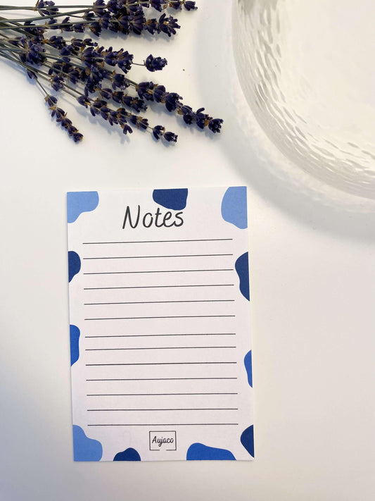 Le bloc-notes  bleu abstrait Aujaco de style carnet 4x6 pouces est ce qu’il vous faut pour y inscrire tout ce vous souhaitez ne pas oublier. Vos petits et grands projets, une idée qui vous traverse l’esprit ou encore une petit mot pour un être cher. 