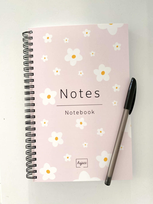 alt="Cahier de notes Floral Aujaco, 80 pages lignées, 5,5 x 8,5 pouces. Fabriqué avec soin à partir de matériaux de qualité pour être durable et fonctionnel. Idéal pour écrire pensées, idées et inspirations au quotidien."