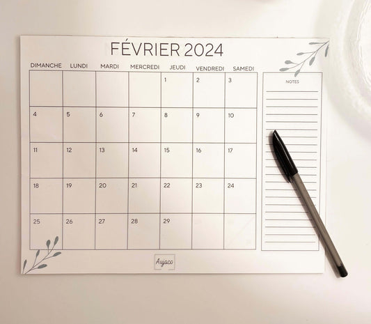 alt="Calendrier 2024 avec 12 pages pour chaque mois, espace Notes pour informations supplémentaires, format 8,5 x 11 pouces, idéal pour rendez-vous, anniversaires et engagements."
