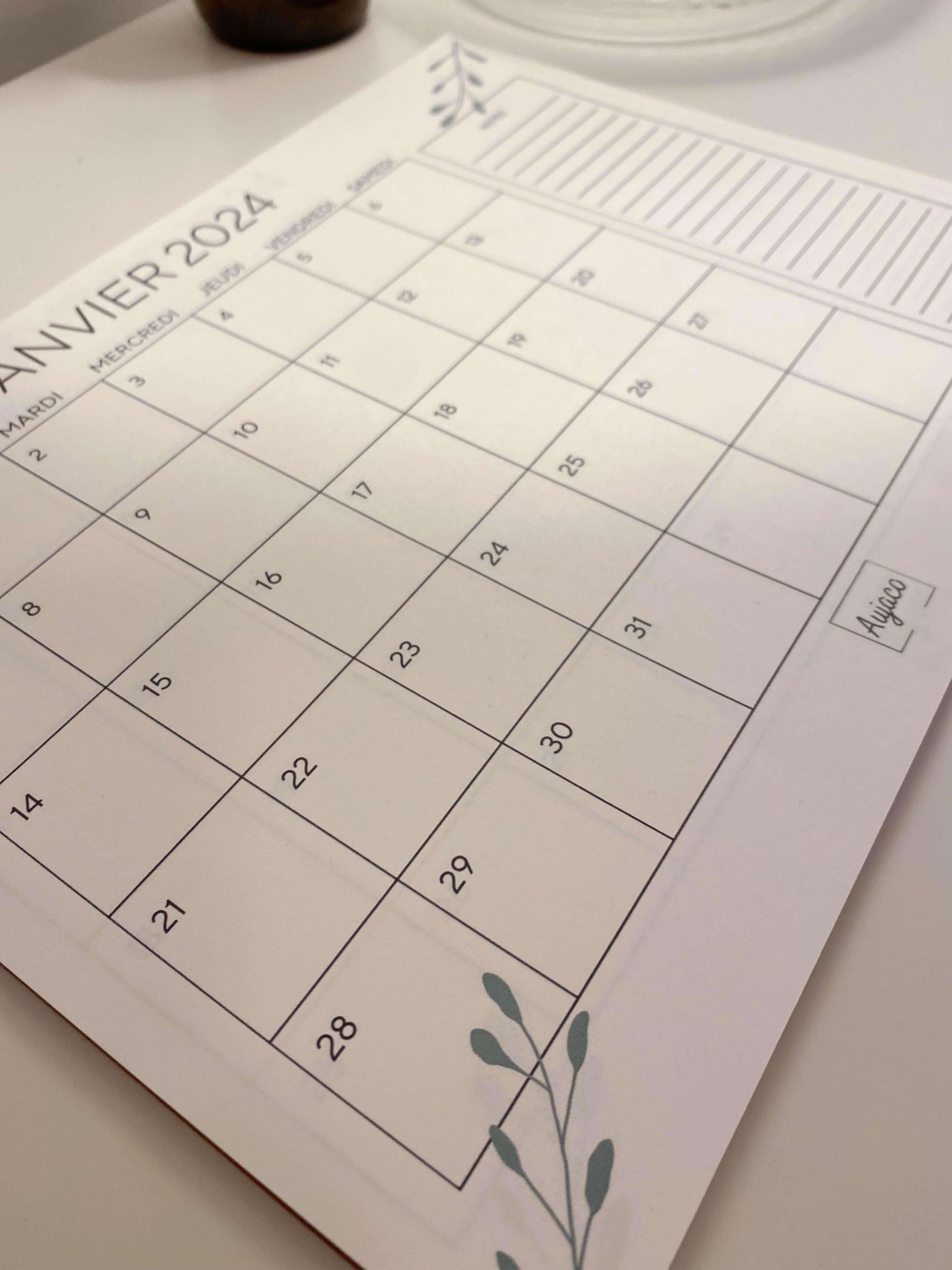 alt="Calendrier 2024 avec 12 pages pour chaque mois, espace Notes pour informations supplémentaires, format 8,5 x 11 pouces, idéal pour rendez-vous, anniversaires et engagements."
