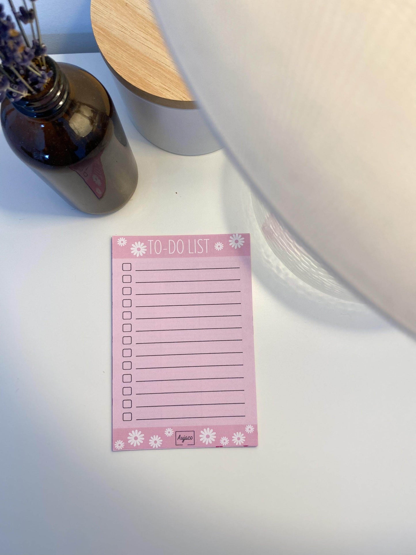 La to-do list pink era - marguerites Aujaco vous permet d'y noter toutes le tâches à réaliser et les cocher au fur et à mesure qu'elles sont accomplies
