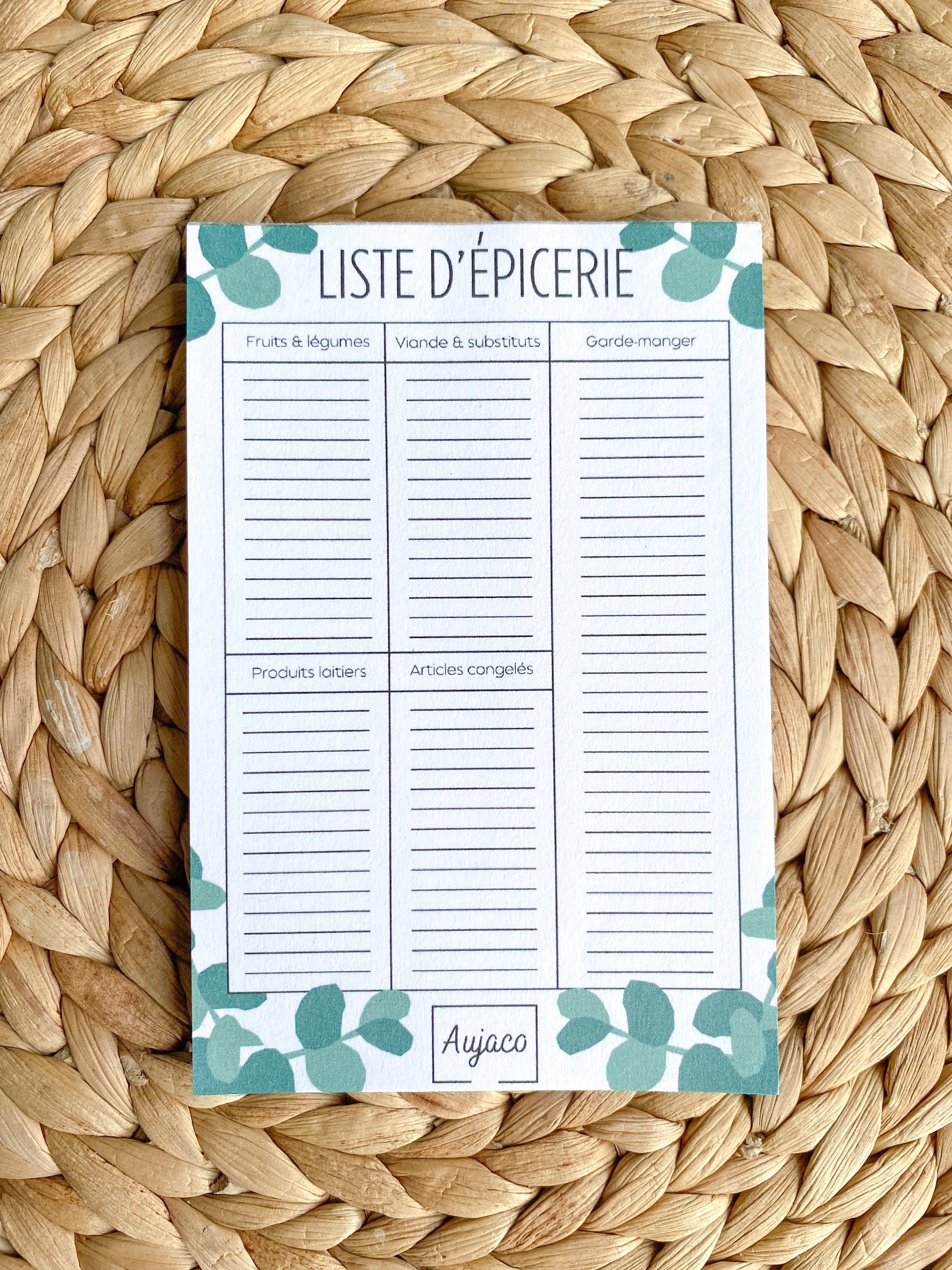 alt="Liste d'épicerie au design simple avec eucalyptus verts sur fond blanc, format compact 4 x 6 pouces, lignes spacieuses pour noter les éléments, 40 pages, papier cartonné épais"