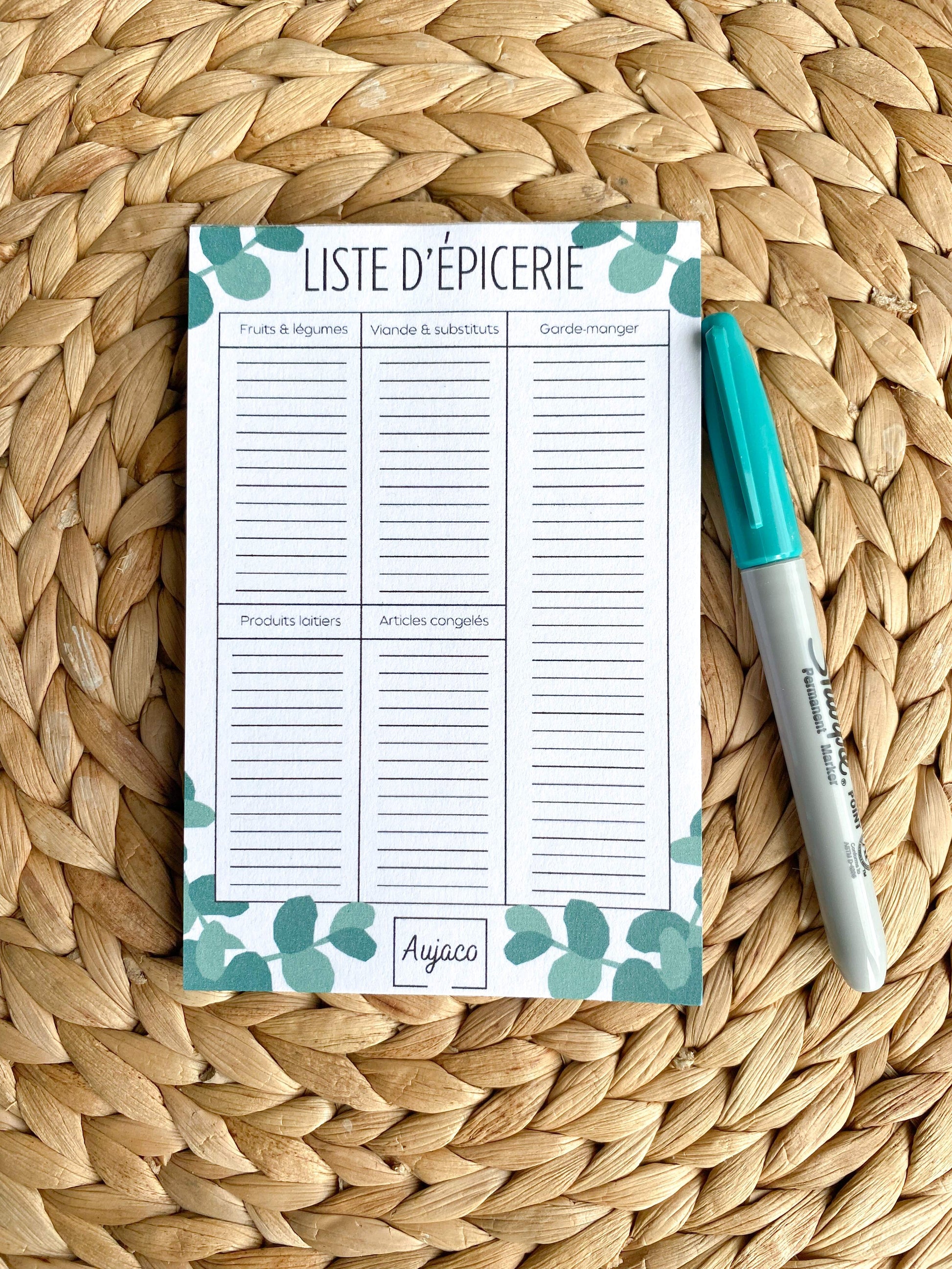 alt="Liste d'épicerie au design simple avec eucalyptus verts sur fond blanc, format compact 4 x 6 pouces, lignes spacieuses pour noter les éléments, 40 pages, papier cartonné épais"