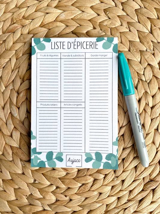alt="Liste d'épicerie au design simple avec eucalyptus verts sur fond blanc, format compact 4 x 6 pouces, lignes spacieuses pour noter les éléments, 40 pages, papier cartonné épais"