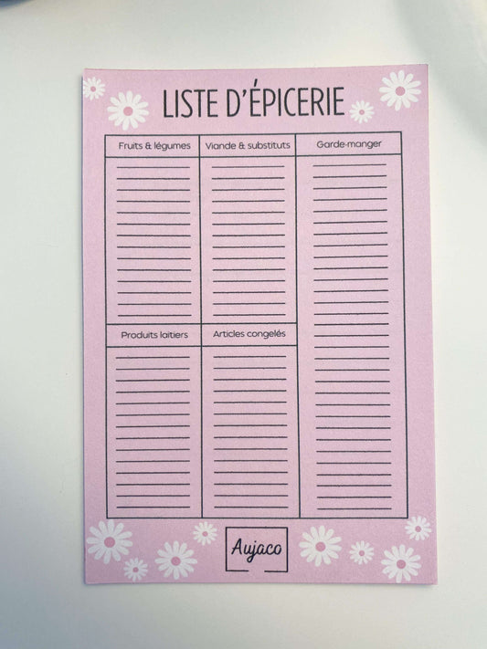 alt="Liste d'épicerie au format 4x6 pouces, design simple sur fond rose avec marguerites blanches, sections pour fruits et légumes, viande et substituts, garde-manger, produits laitiers et articles congelés, plusieurs lignes spacieuses, 40 pages, papier cartonné épais pour une durabilité supérieure."
