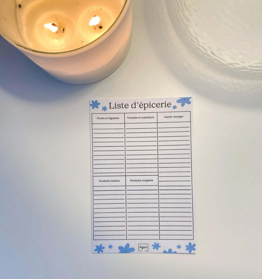 Liste d’épicerie fleurs bleues Aujaco de format 4x6 pouces parfait pour glisser dans le sac. La liste d'épicerie se décline en sections : fruits et légumes, viande et substituts, garde-manger, produits laitiers et articles congelés.