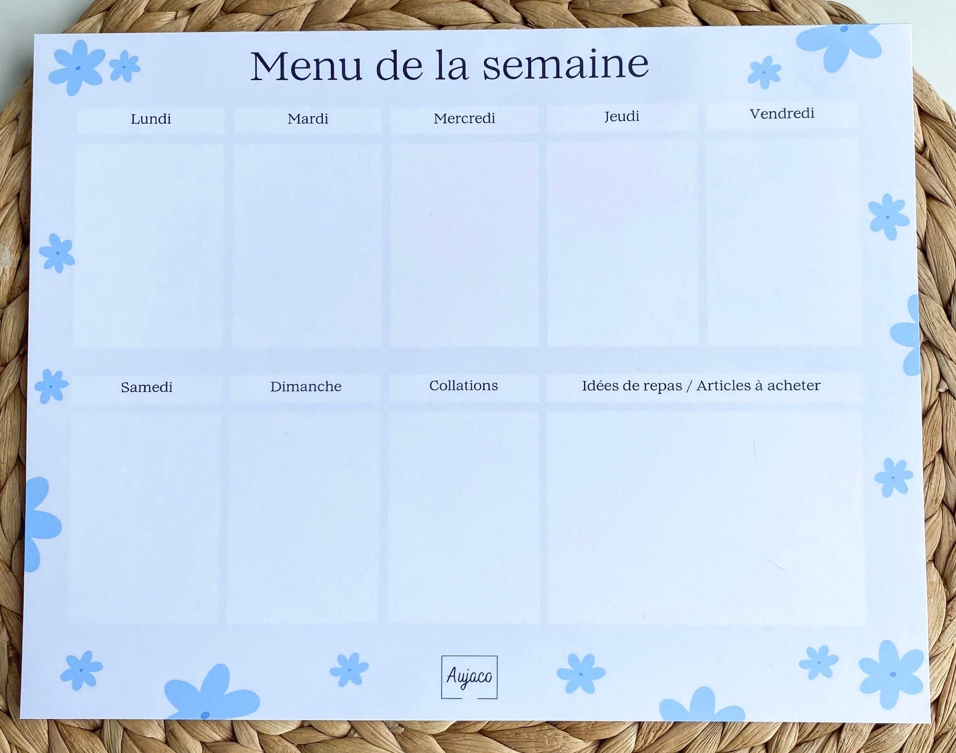 alt="Planificateur de repas hebdomadaire Fleurs bleues avec fleurs blanches délicates, sections dédiées pour chaque jour et collations, espace pour noter idées de repas et articles à acheter, format compact 8.5 x 11 pouces, 40 pages, option aimants, design moderne et durable."
