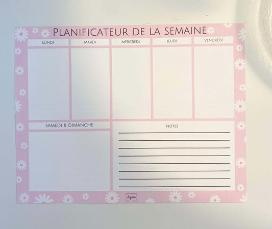 alt="Planificateur de la semaine rose avec des marguerites blanches, 40 pages, format 8,5 x 11 pouces, espace Notes pour informations supplémentaires, parfait pour organiser tâches et rendez-vous."
