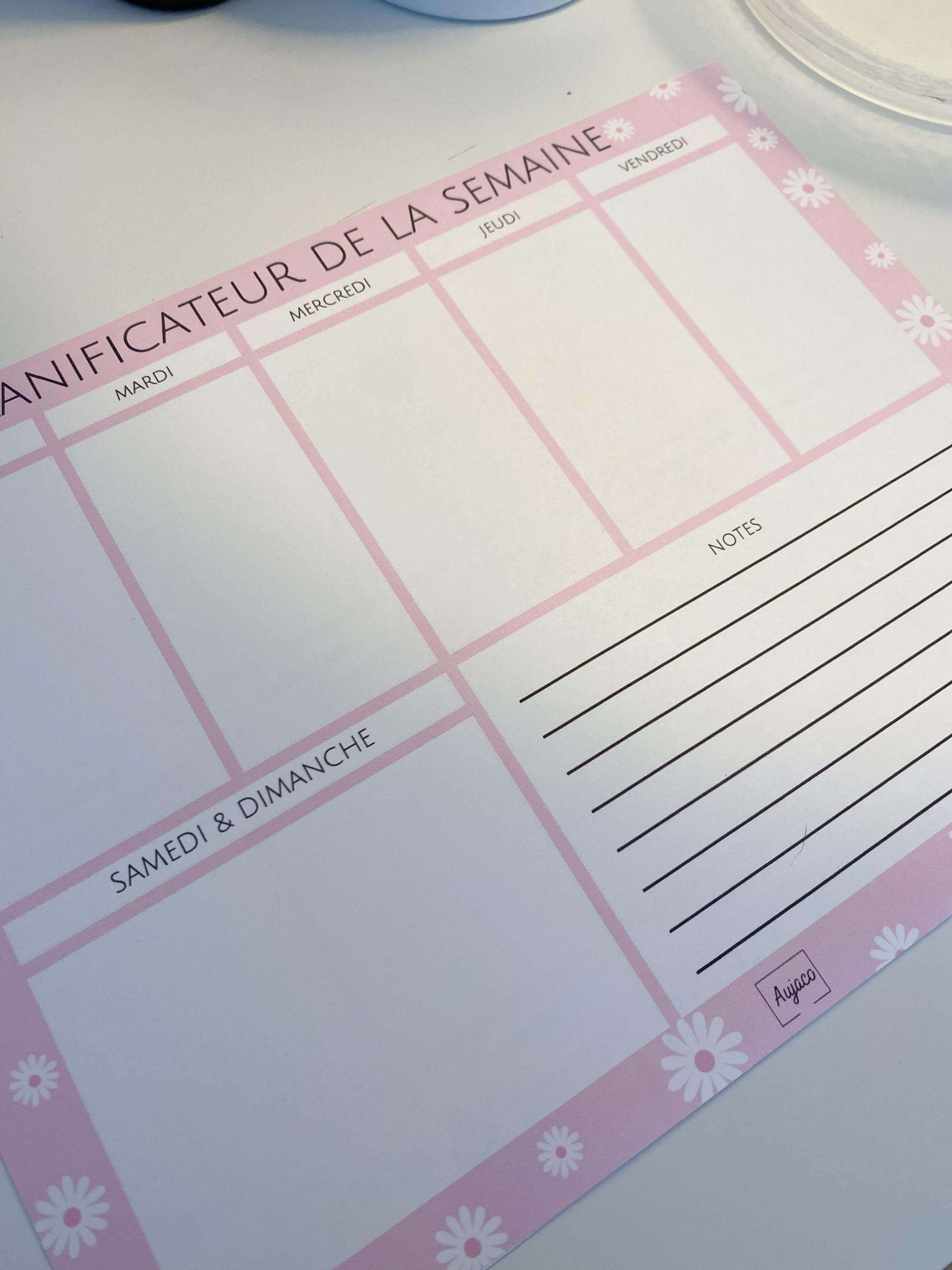 alt="Planificateur de la semaine rose avec des marguerites blanches, 40 pages, format 8,5 x 11 pouces, espace Notes pour informations supplémentaires, parfait pour organiser tâches et rendez-vous."
