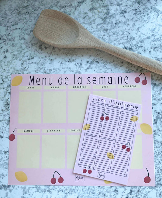 alt="Planificateur de repas Citrons et Cerises avec design rose orné de citrons jaunes et de cerises rouges, format compact 8.5 x 11 pouces, 40 pages, sections dédiées pour chaque jour de la semaine et collations, grand espace pour noter les repas et articles à acheter, option d'ajouter des aimants pour le réfrigérateur, papier cartonné épais"