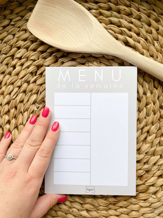 alt="Planificateur de repas mini Greige avec design épuré en greige, format compact 5 x 7 pouces, 20 pages, sections non datées pour chaque jour de la semaine, grand espace pour noter les repas et articles à acheter, option d'ajouter des aimants pour le réfrigérateur, papier cartonné épais"