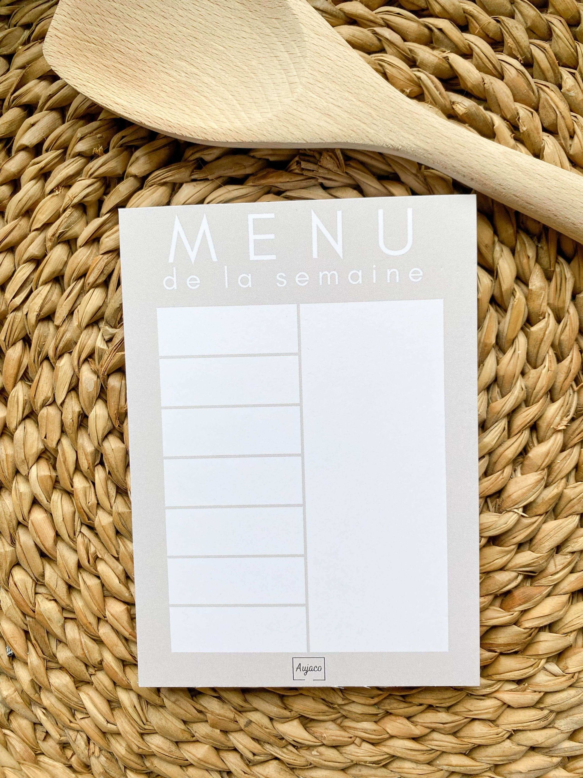alt="Planificateur de repas mini Greige avec design épuré en greige, format compact 5 x 7 pouces, 20 pages, sections non datées pour chaque jour de la semaine, grand espace pour noter les repas et articles à acheter, option d'ajouter des aimants pour le réfrigérateur, papier cartonné épais"