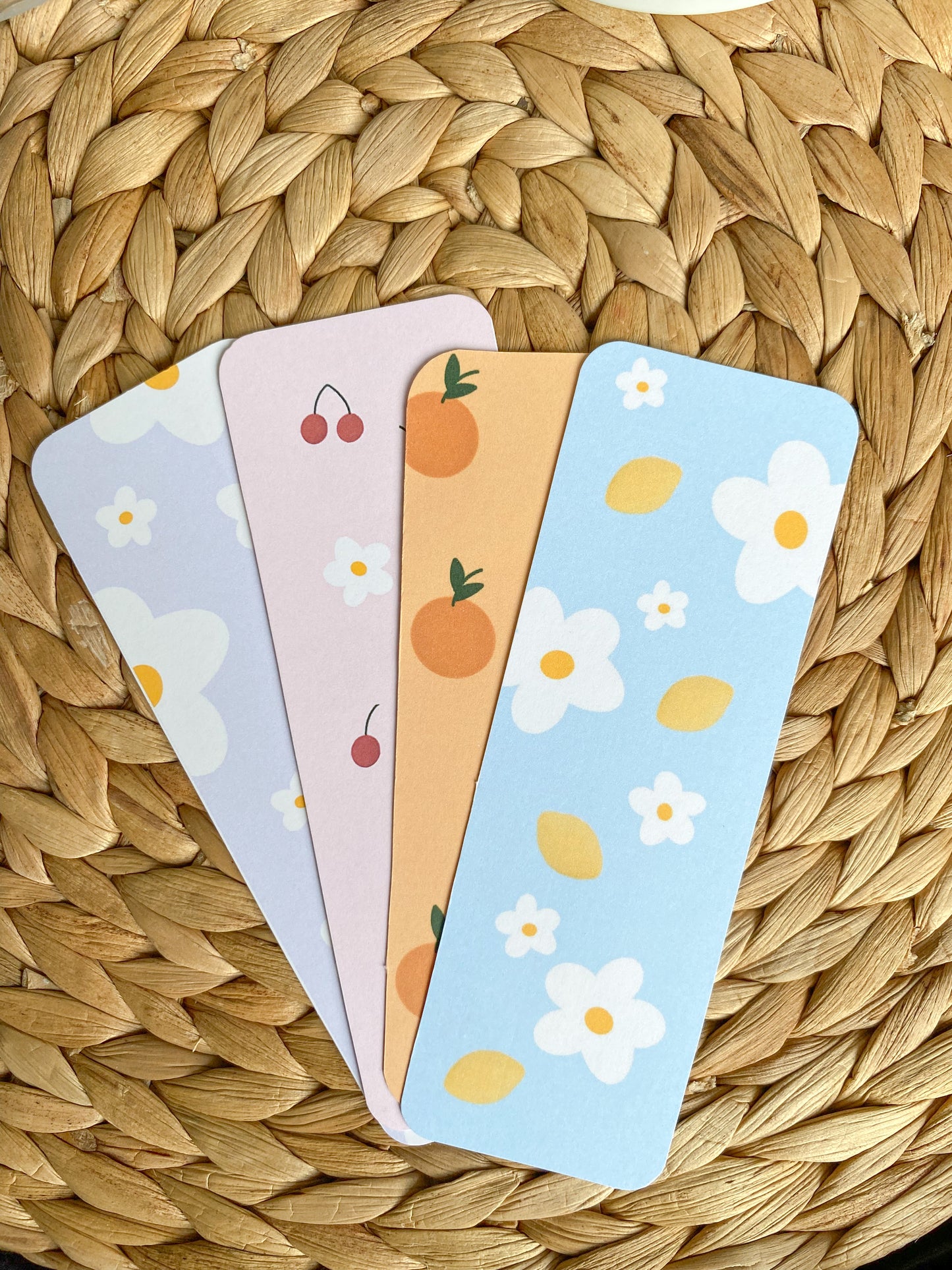 alt="Signets marque-pages par Aujaco, idéals pour garder votre place dans vos livres préférés. Dimensions 5'' x 2''. Papier cartonné. Parfaits pour les passionnés de lecture."