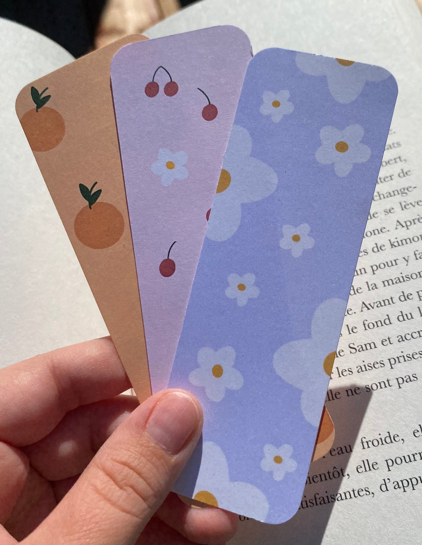 alt="Signets marque-pages par Aujaco, idéals pour garder votre place dans vos livres préférés. Dimensions 5'' x 2''. Papier cartonné. Parfaits pour les passionnés de lecture."