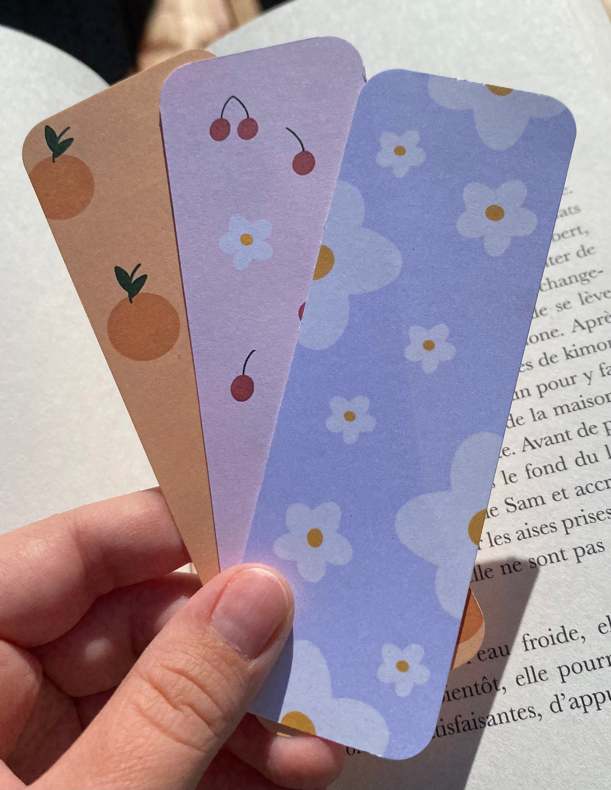 alt="Signets marque-pages par Aujaco, idéals pour garder votre place dans vos livres préférés. Dimensions 5'' x 2''. Papier cartonné. Parfaits pour les passionnés de lecture."