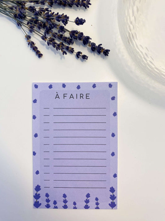 alt="To-do list avec design simple et fleurs de lavande violettes sur fond violet, format compact 4 x 6 pouces, plusieurs cases à cocher pour les tâches, 40 pages."

