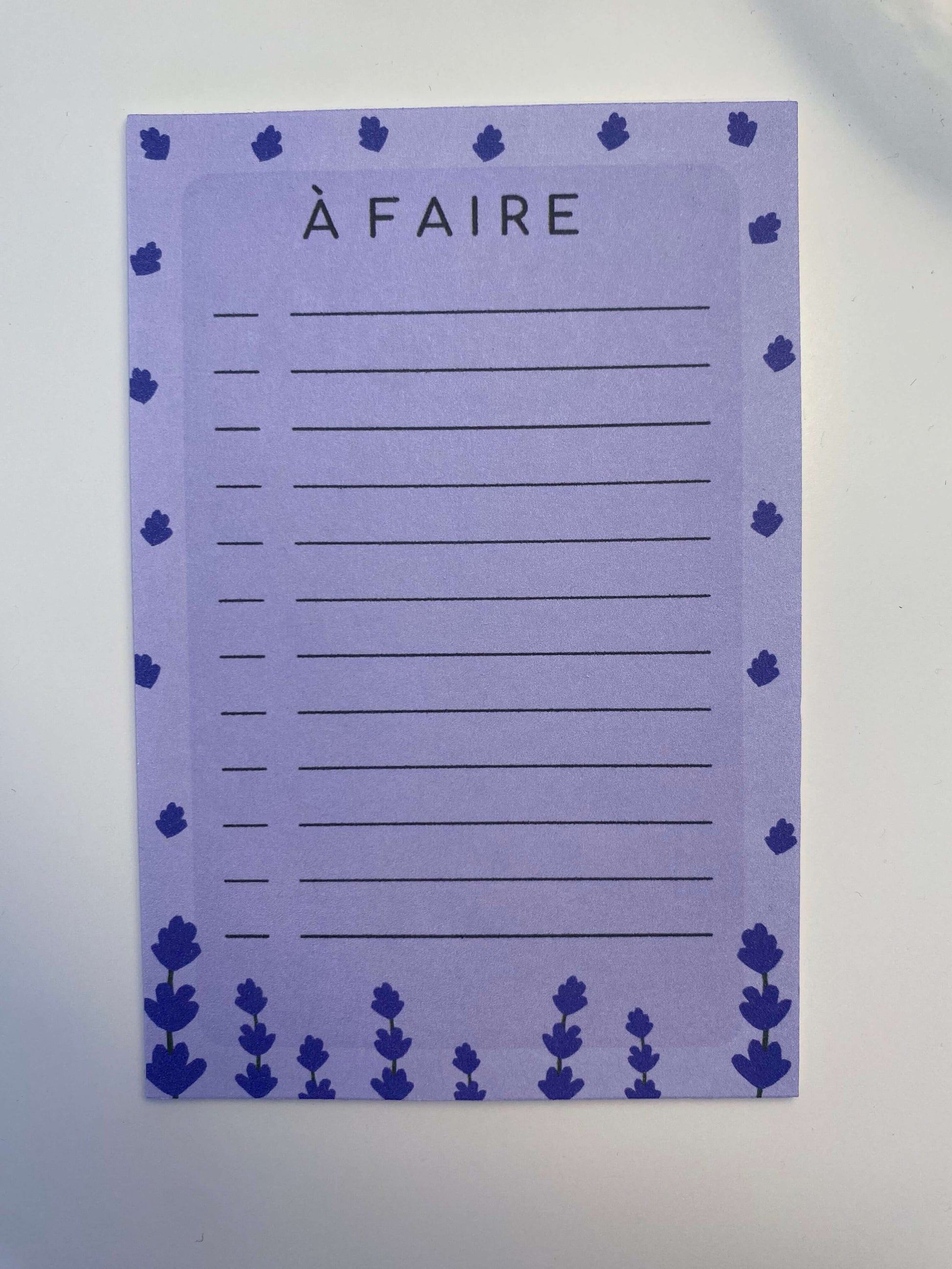 alt="To-do list avec design simple et fleurs de lavande violettes sur fond violet, format compact 4 x 6 pouces, plusieurs cases à cocher pour les tâches, 40 pages."

