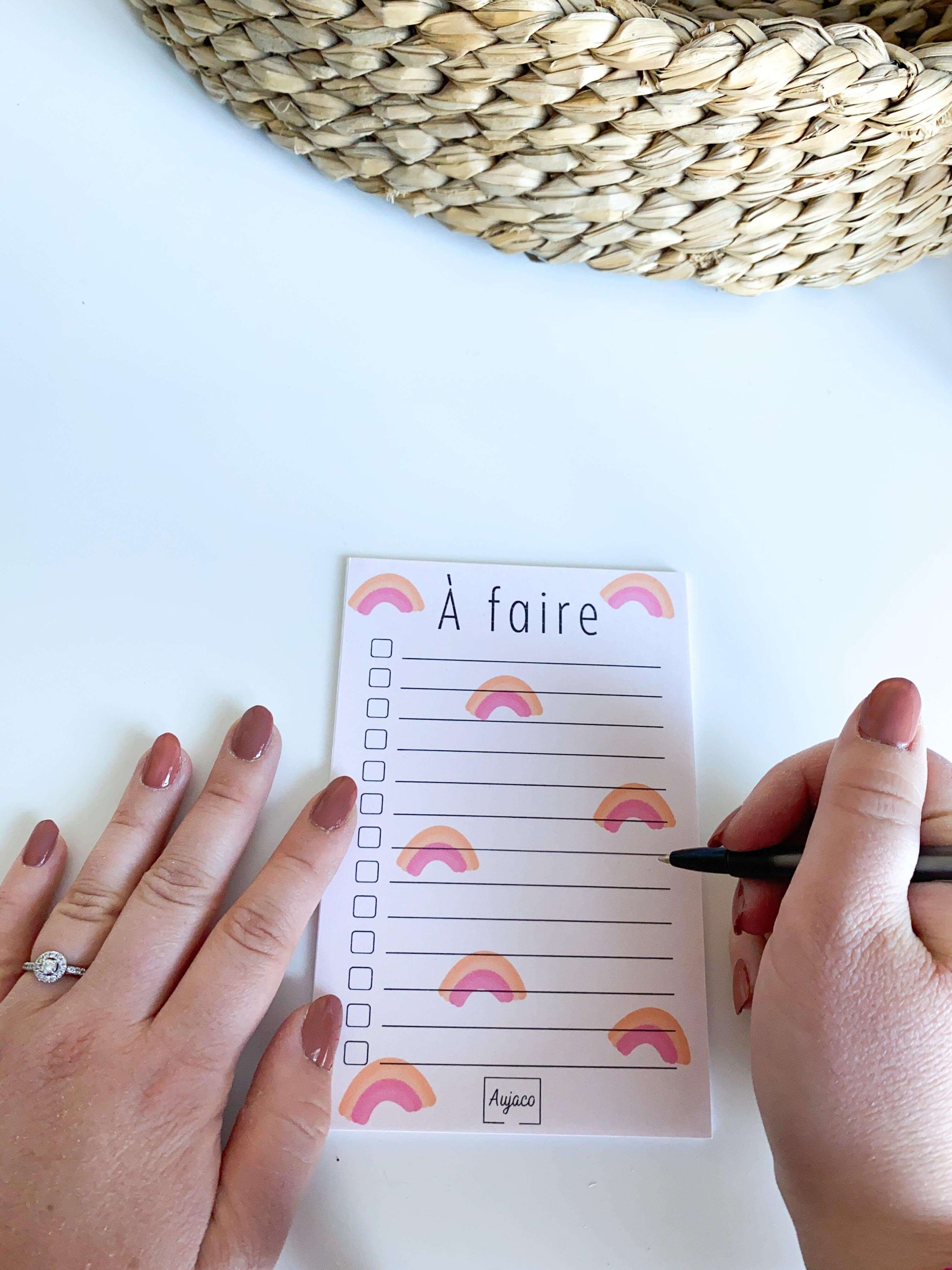 alt="To-do list 4x6 pouces par Aujaco, design unique avec une multitude d'arcs-en-ciel sur fond pêche. Format compact avec plusieurs cases à cocher. Papier cartonné épais avec 40 pages."