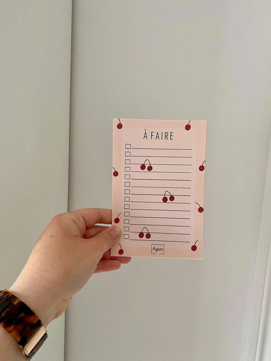 alt="To-do list 4x6 pouces par Aujaco, design unique et coloré avec une multitude de cerises rouges sur fond pêche. Format compact avec plusieurs cases à cocher. Papier cartonné épais avec 40 pages."